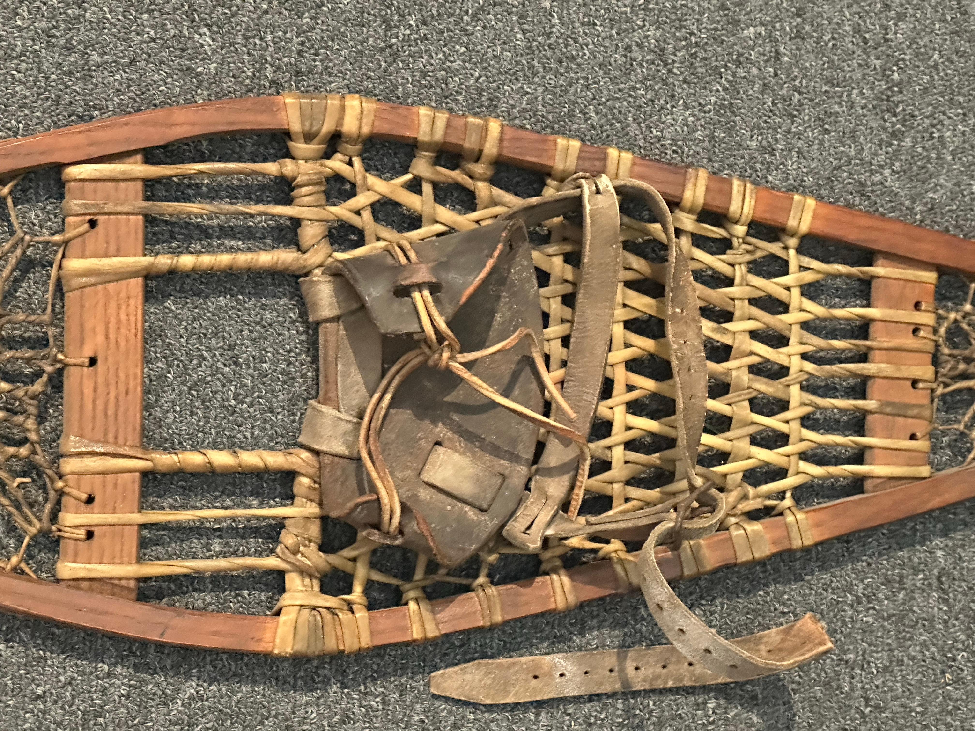 Racchette da neve artigianali d'epoca in legno con fettuccia di pelle e attacchi in cuoio in vendita 10