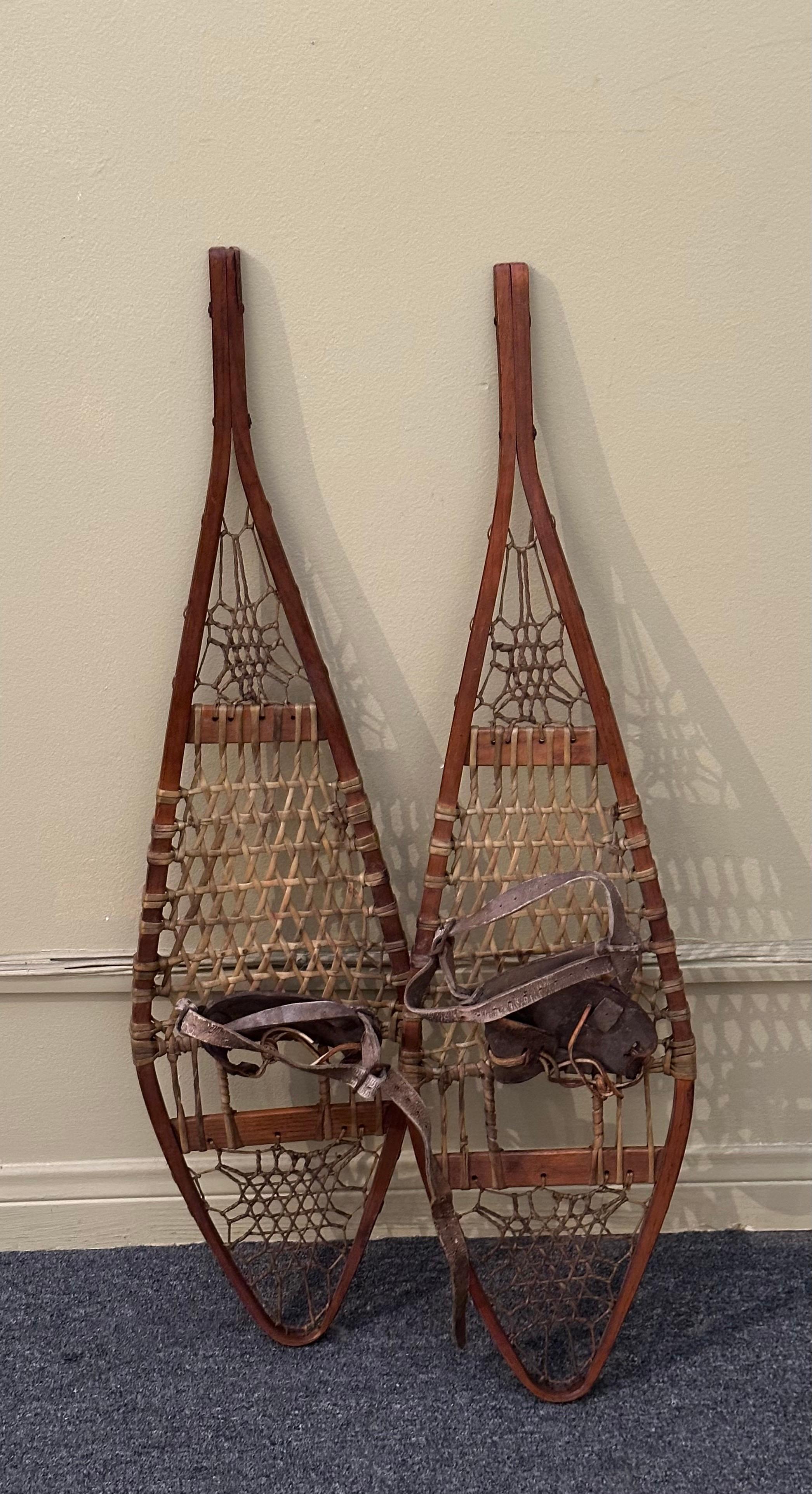 Racchette da neve artigianali d'epoca in legno con fettuccia di pelle e attacchi in cuoio in vendita 11