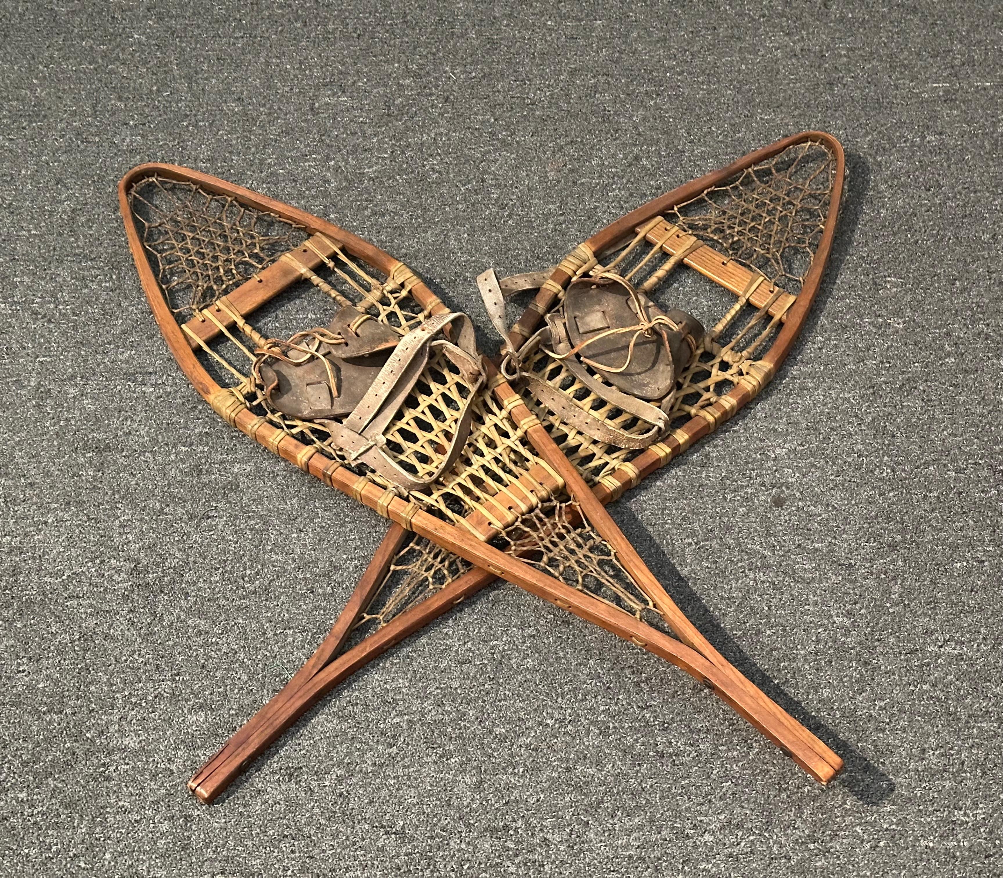 Racchette da neve artigianali d'epoca in legno con fettuccia di pelle e attacchi in cuoio in vendita 12