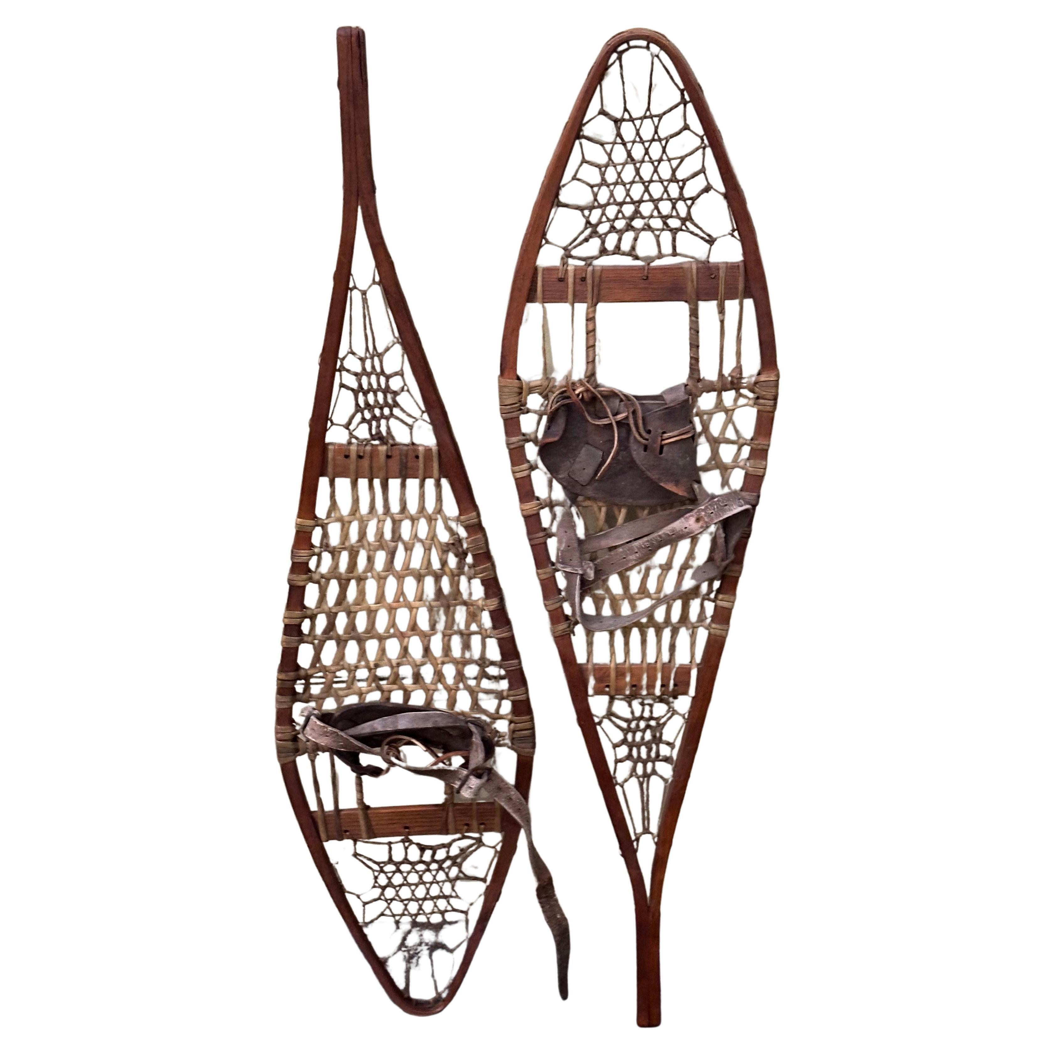 Rustico Racchette da neve artigianali d'epoca in legno con fettuccia di pelle e attacchi in cuoio in vendita