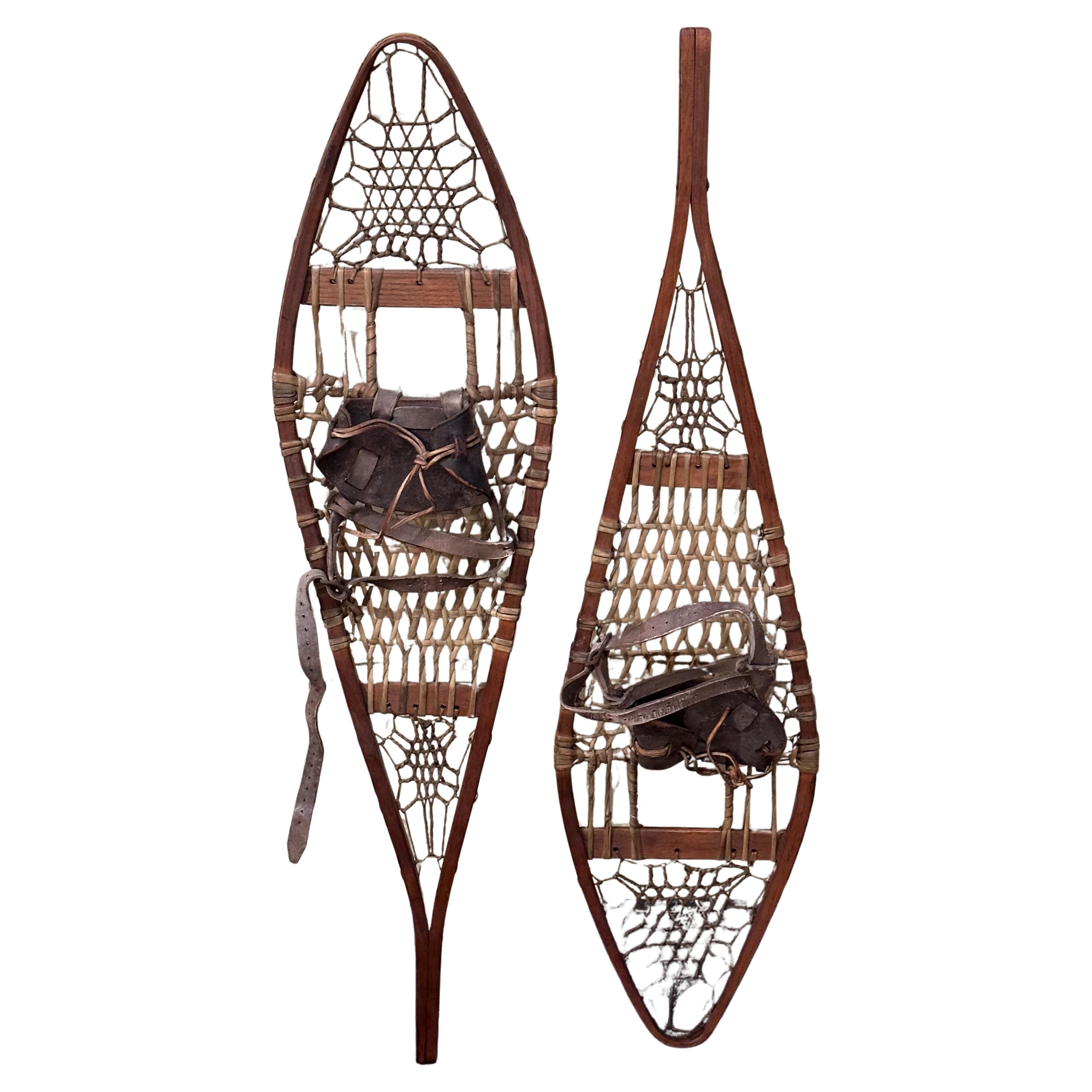 Americano Racchette da neve artigianali d'epoca in legno con fettuccia di pelle e attacchi in cuoio in vendita