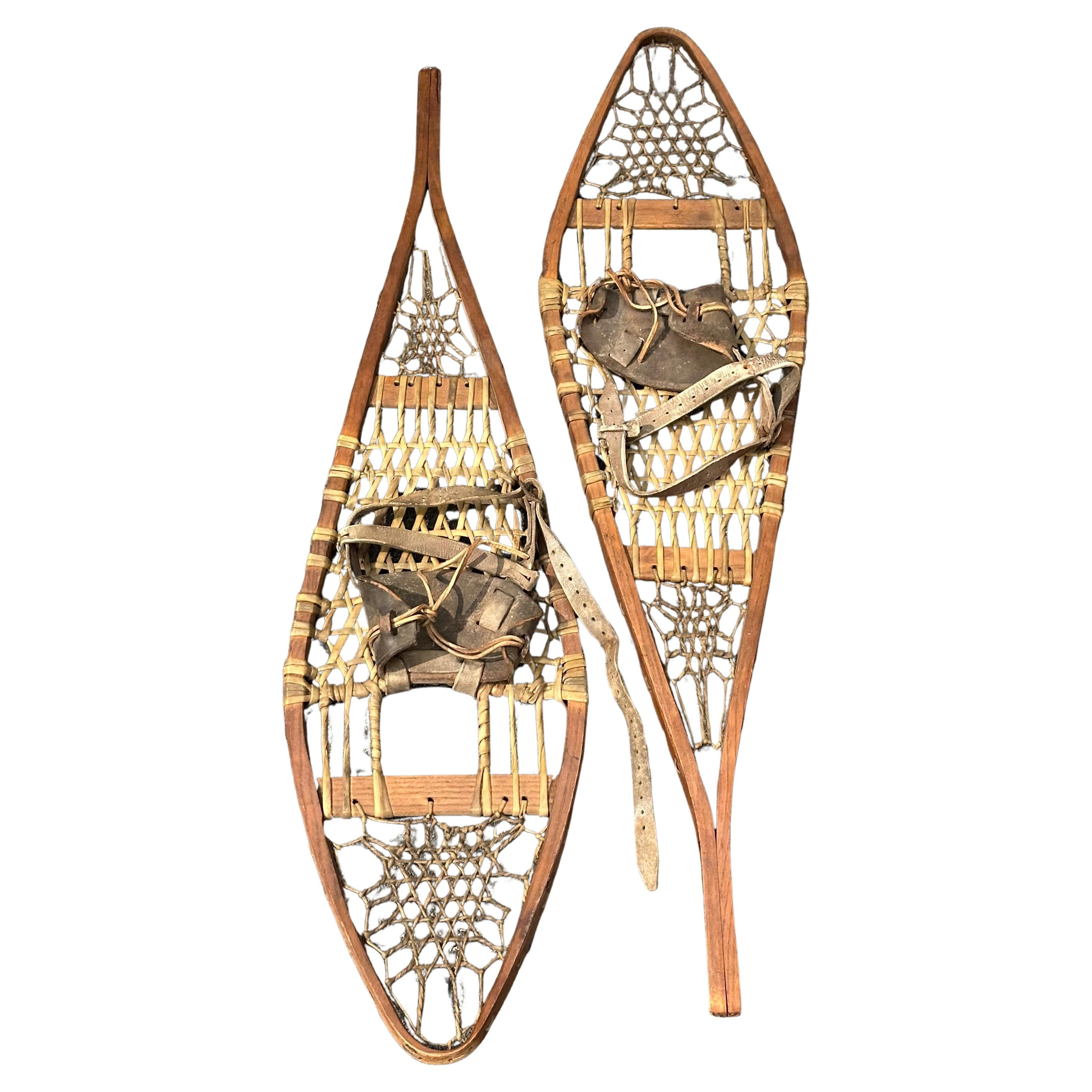 Fatto a mano Racchette da neve artigianali d'epoca in legno con fettuccia di pelle e attacchi in cuoio in vendita