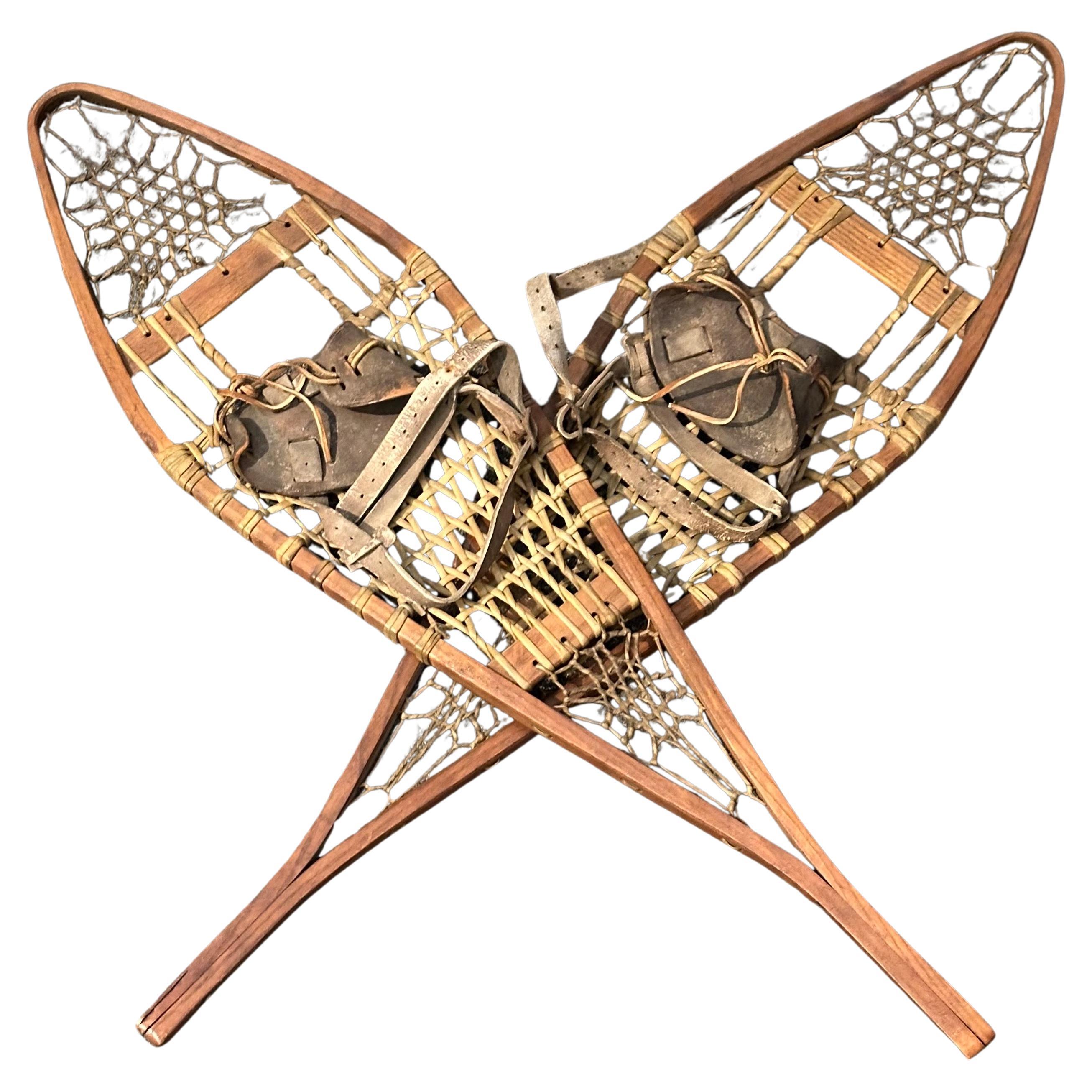 Racchette da neve artigianali d'epoca in legno con fettuccia di pelle e attacchi in cuoio In condizioni buone in vendita a San Diego, CA