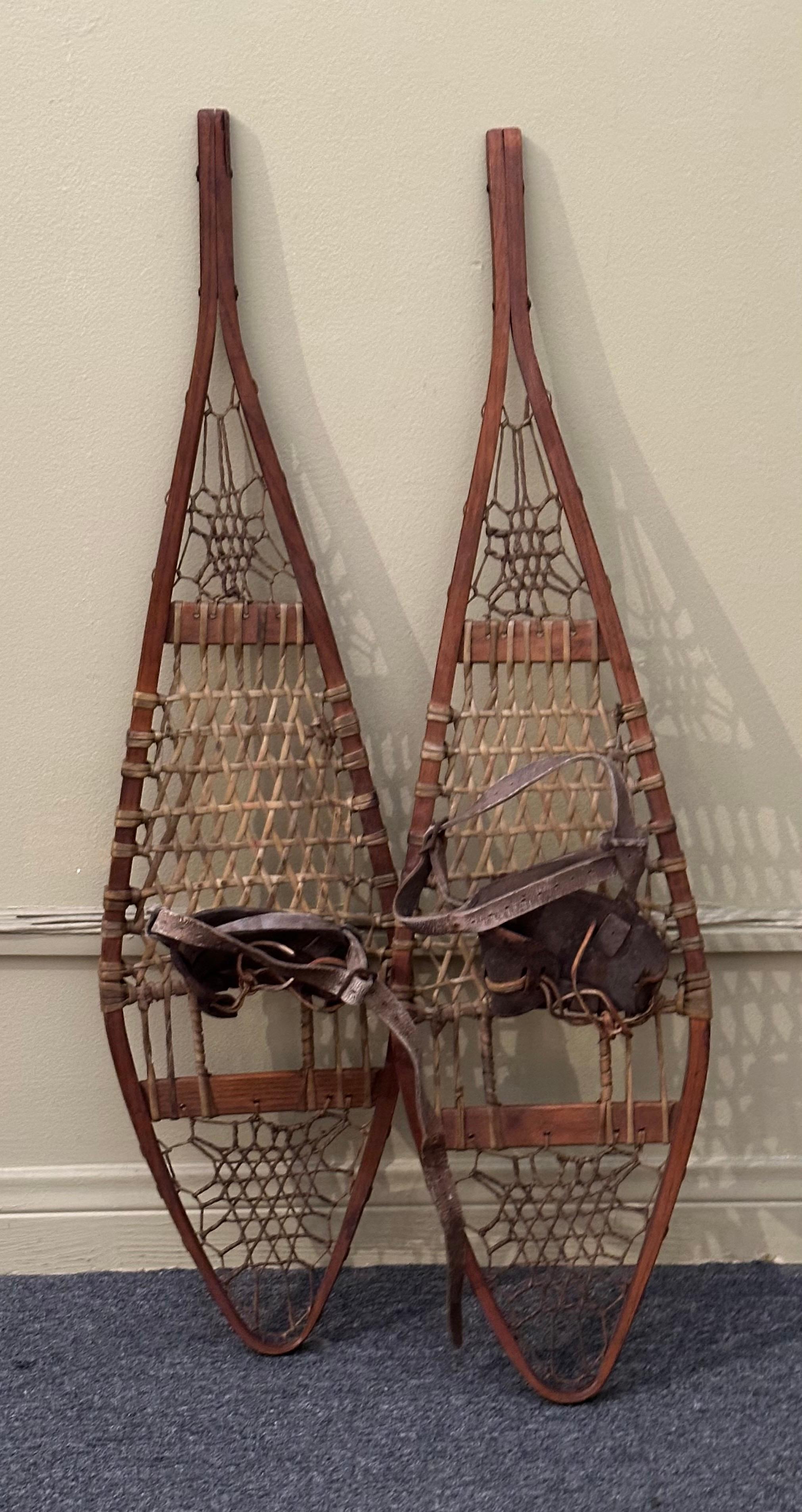 Metà XX secolo Racchette da neve artigianali d'epoca in legno con fettuccia di pelle e attacchi in cuoio in vendita