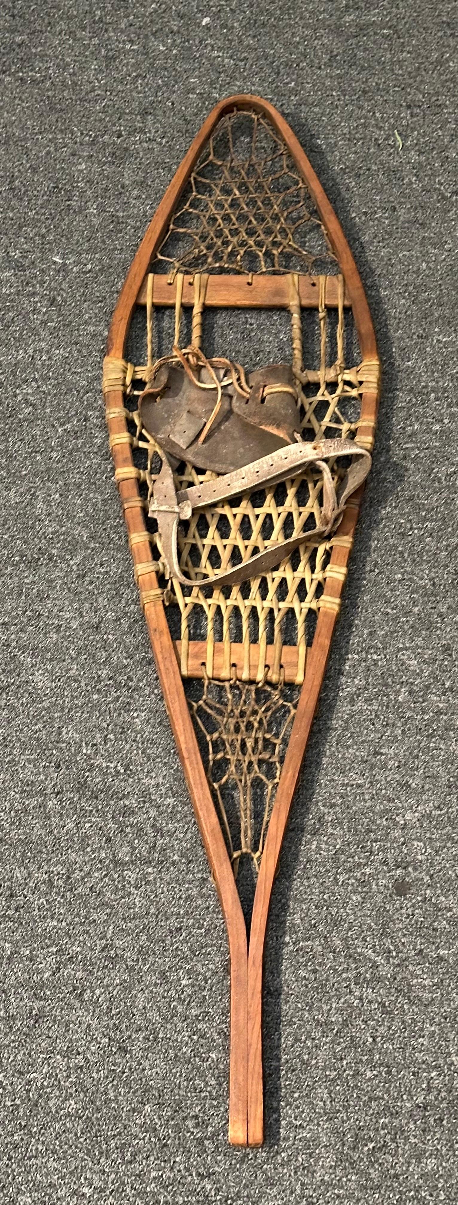 Frassino Racchette da neve artigianali d'epoca in legno con fettuccia di pelle e attacchi in cuoio in vendita