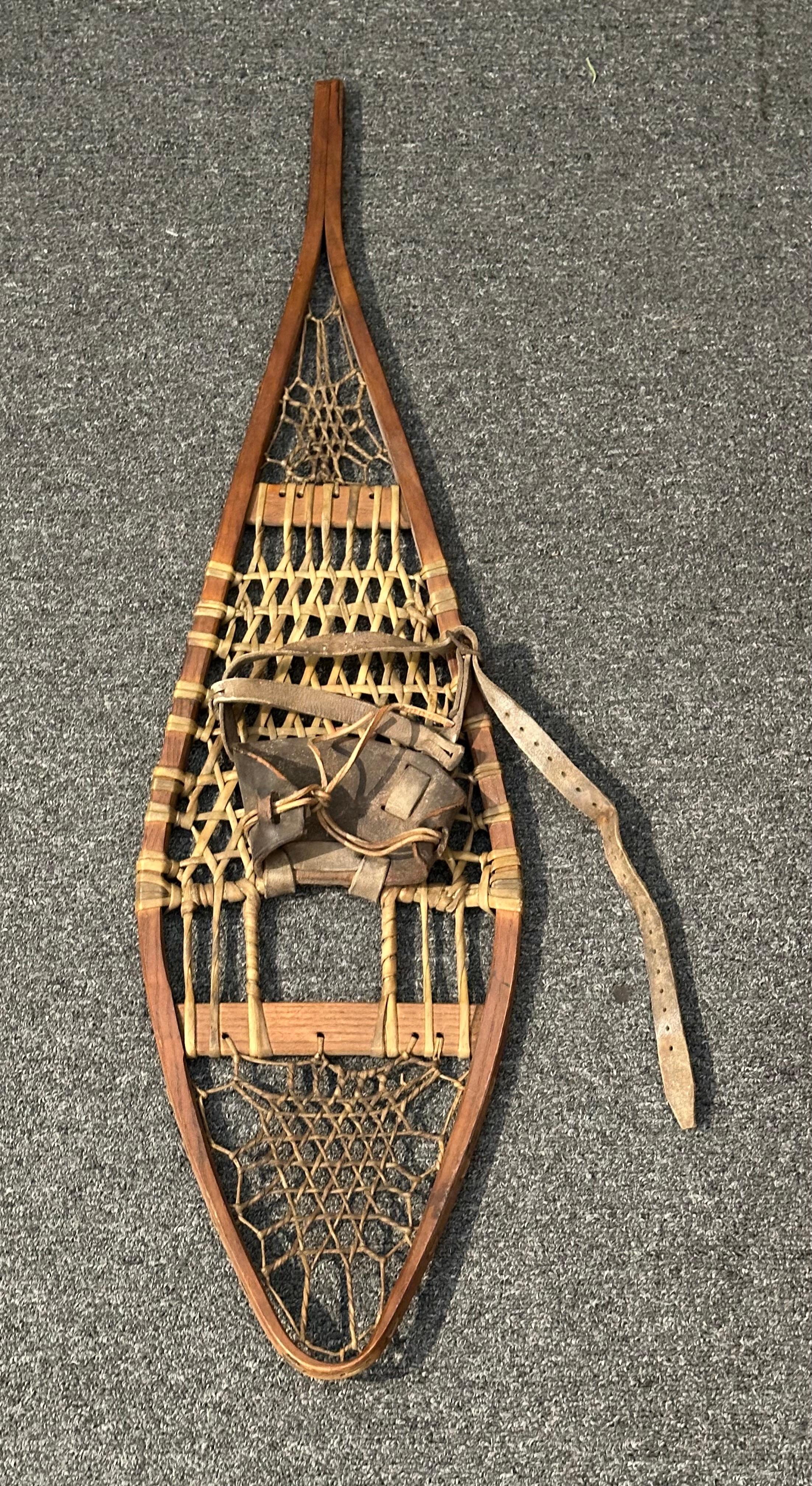 Racchette da neve artigianali d'epoca in legno con fettuccia di pelle e attacchi in cuoio in vendita 1