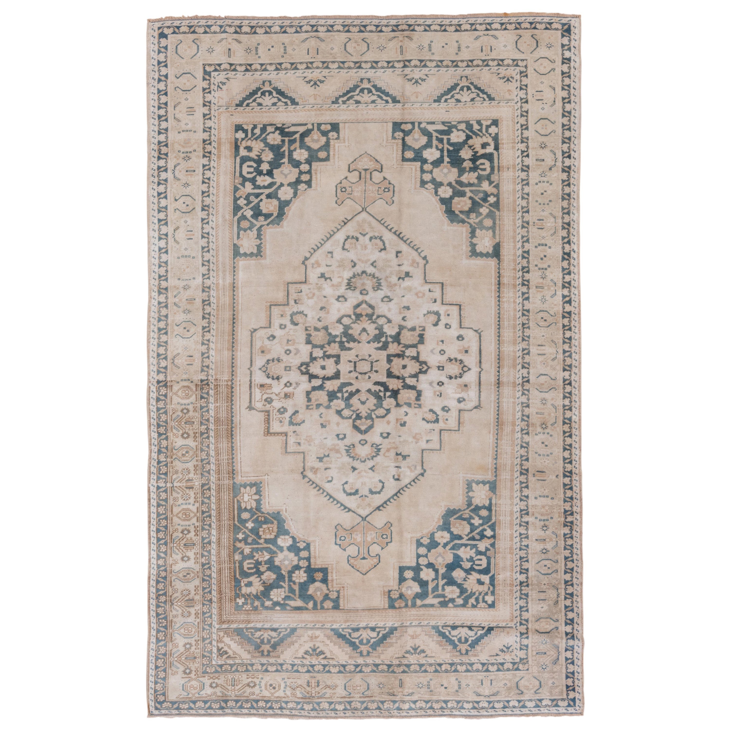 Handgeknüpfter türkischer Oushak-Teppich im Vintage-Stil mit neutraler Palette und grünen Akzenten