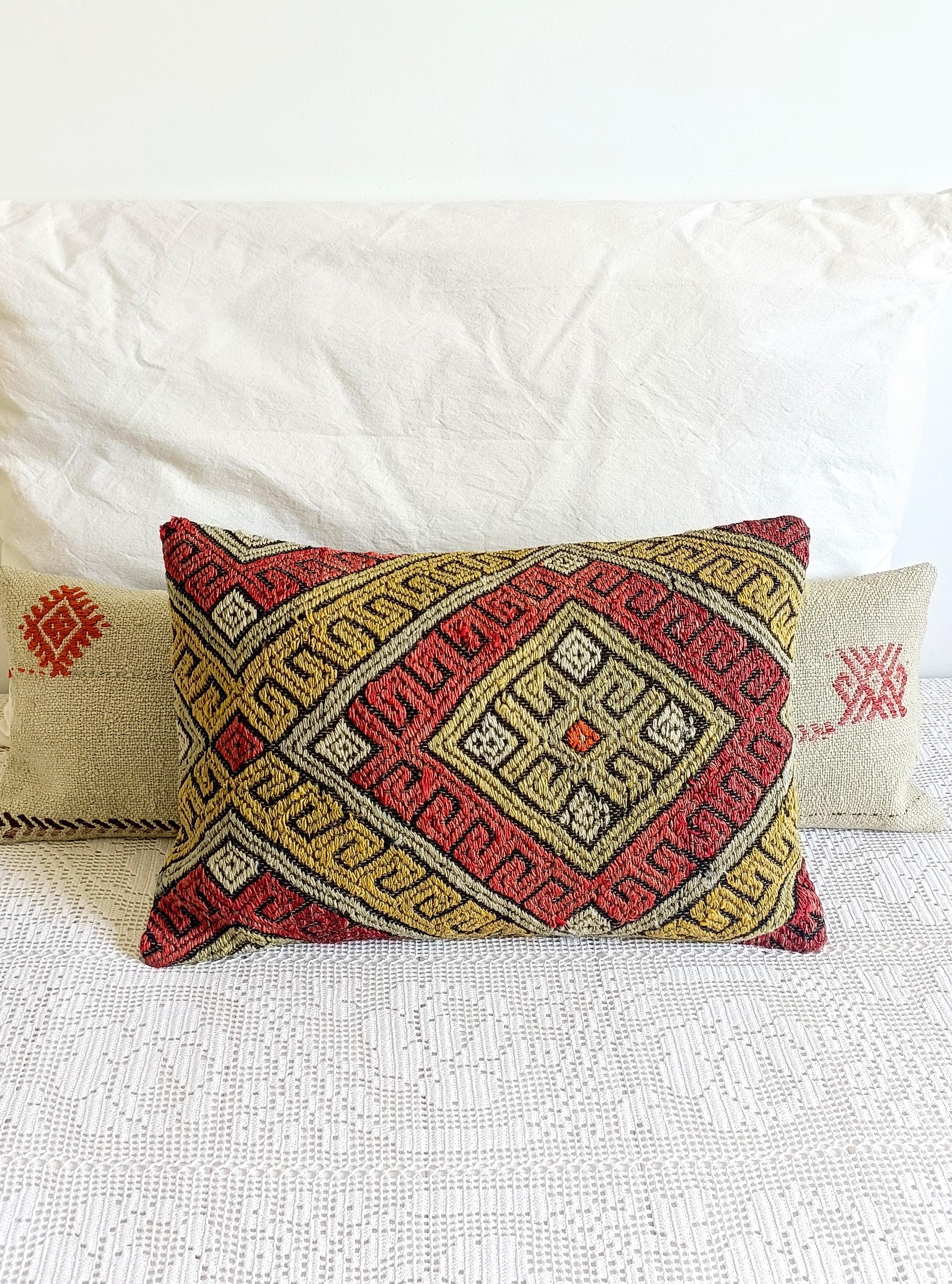 Cojín Kilim Vintage Tejido a Mano en Lana, Mediados del Siglo XX, Turquía

Excepcional almohada Kilim vintage de lana, tejida a mano en Turquía hacia mediados del siglo XX. Esta pieza presenta un estampado geométrico rico en texturas y colores,