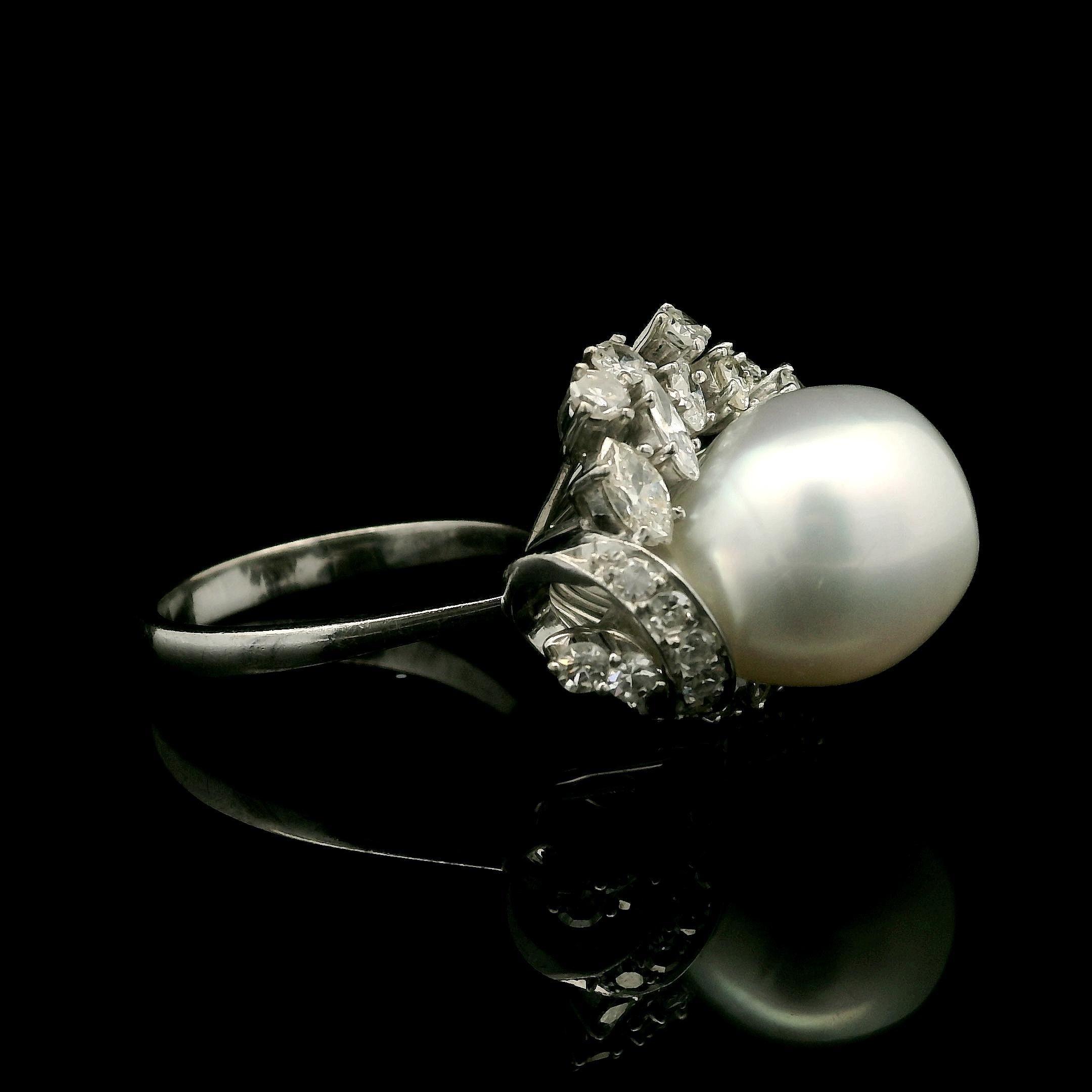 --Stein(e):--
(1) Echte Zuchtperle - Barocke Form - weiße Farbe mit exzellentem Glanz - 12,9x12,3mm (ca.)
(23) Natürliche echte Diamanten - Quadrat- und Marquise-Schliff - Zacken- und Pave-Fassung - Farbe G-I - Reinheit SI1-I1 - 1,20ctw