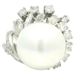 Anello da cocktail barocco con perle e diamanti, fatto a mano e d'epoca, in oro bianco 10 carati