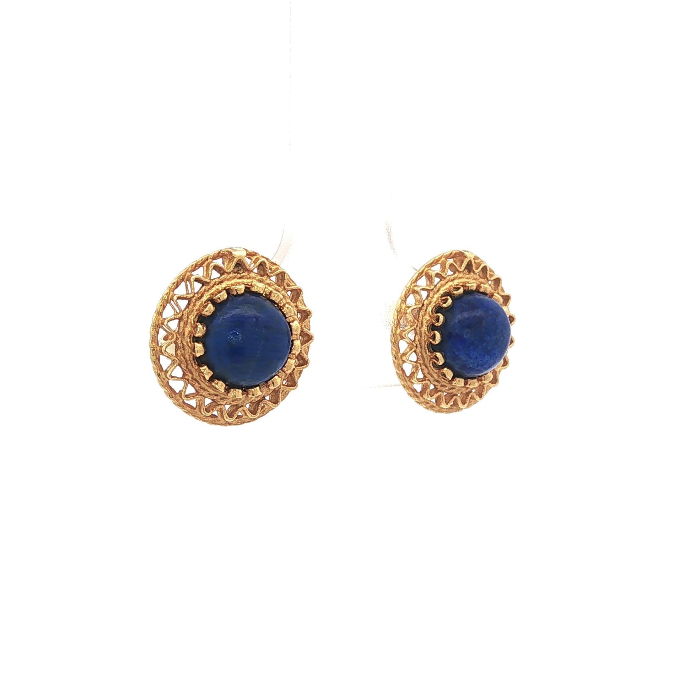 --Stein(e):--
(2) Natürlicher echter Lapislazuli - runder Cabochon-Schliff - Multi Prong Set - Farbe Blau - 5,9 mm (ca.)

MATERIAL: Massives 14k Gelbgold
Gewicht: 2,2 Gramm
Gesamtdurchmesser: 11,6 mm (0,45