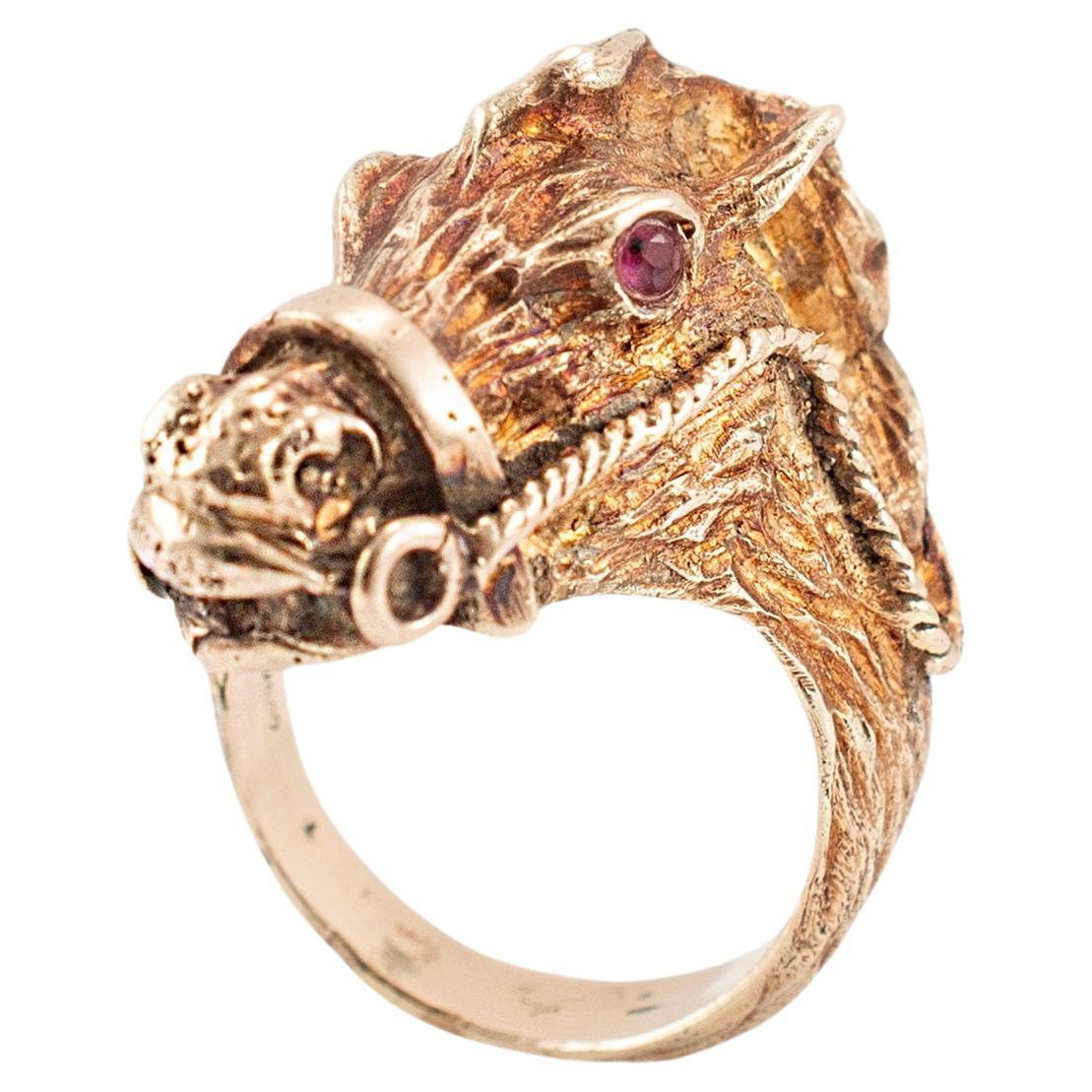 Handgefertigter 14K Gelbgold Texturierter Rubin-Cocktailring mit Pferdekopf, Vintage