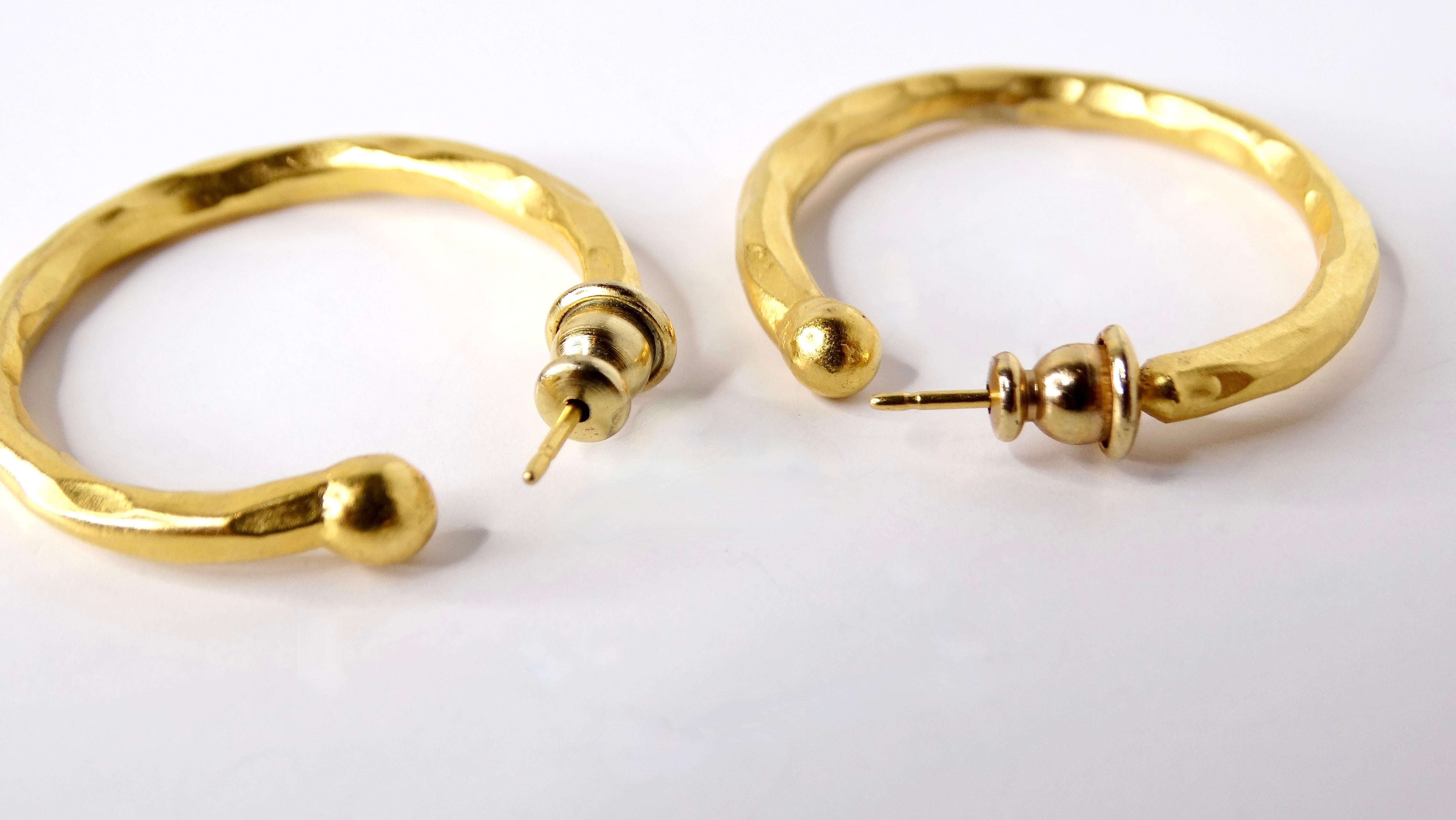 Werten Sie Ihre Schmucksammlung mit diesen atemberaubenden, handgefertigten, gehämmerten, 18k vergoldeten Reif-Ohrringen im Vintage-Stil auf. Mit seiner einzigartigen gehämmerten Oberfläche fängt jeder Ohrring das Licht wunderschön ein und verleiht