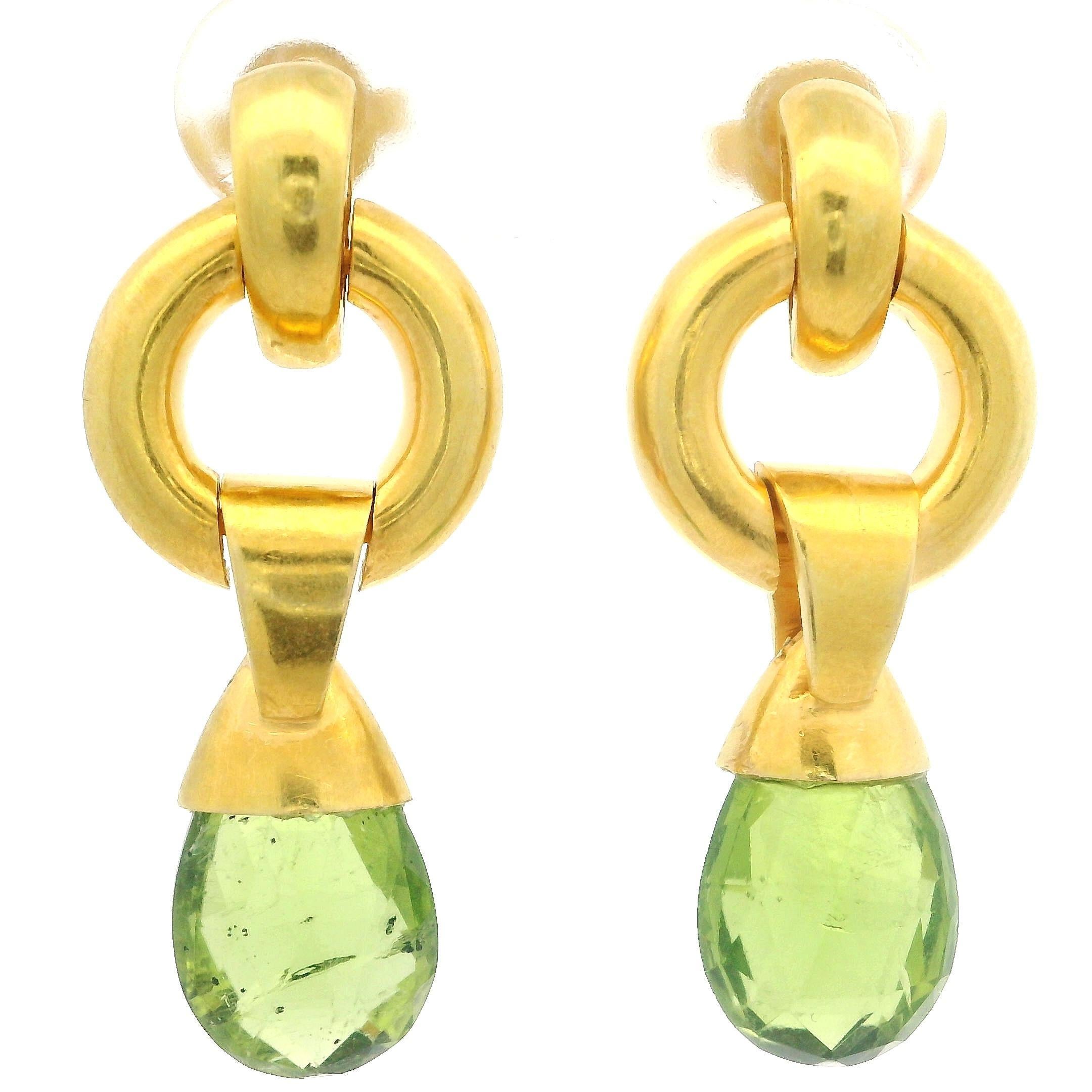 -Stein(e)-
(2) Natürlicher echter Peridot - Briolette-Schliff - satte grüne Farbe mit natürlichen Einschlüssen - 8 x 6 mm (ca.)

MATERIAL: 18k Gelbgold
Gewicht: 9,8 Gramm
Verschluss: Pfosten mit Butterfly Backs (Ohrlöcher sind