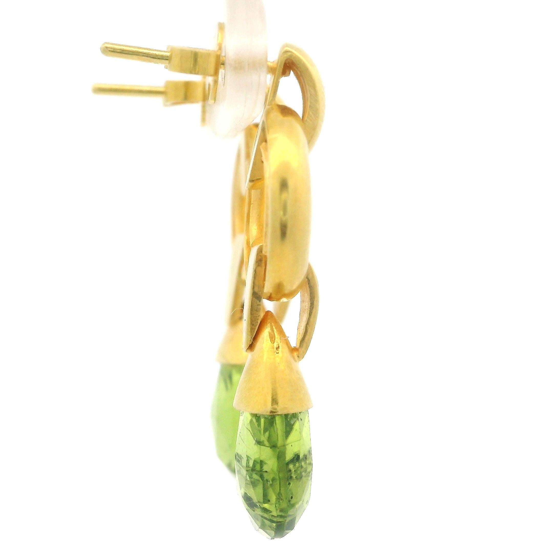 Handgefertigter 18 Karat Gelbgold Briolette Peridot Tropfen-Ohrring mit drehbarem Ohrring im Zustand „Hervorragend“ im Angebot in Montclair, NJ