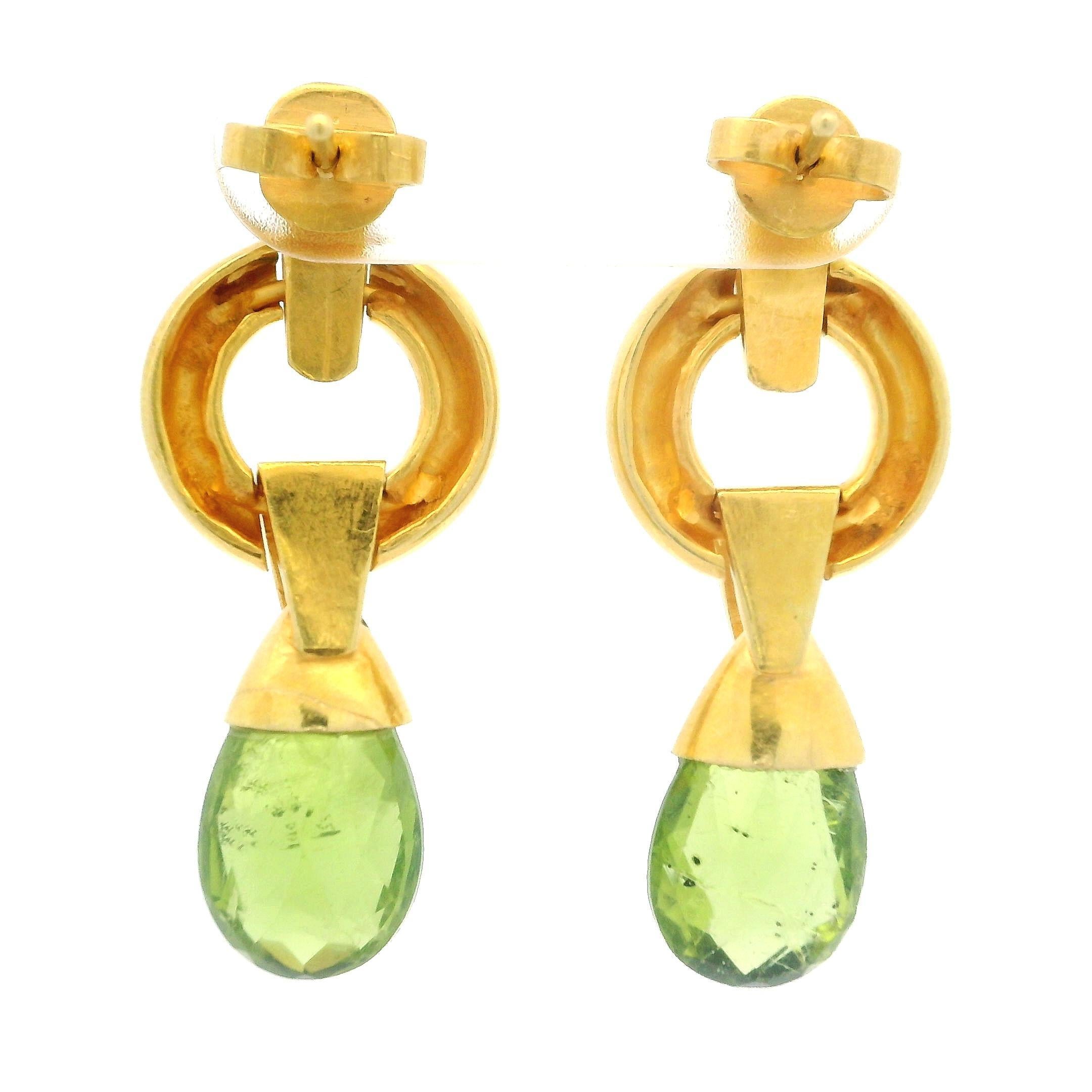 Handgefertigter 18 Karat Gelbgold Briolette Peridot Tropfen-Ohrring mit drehbarem Ohrring Damen im Angebot