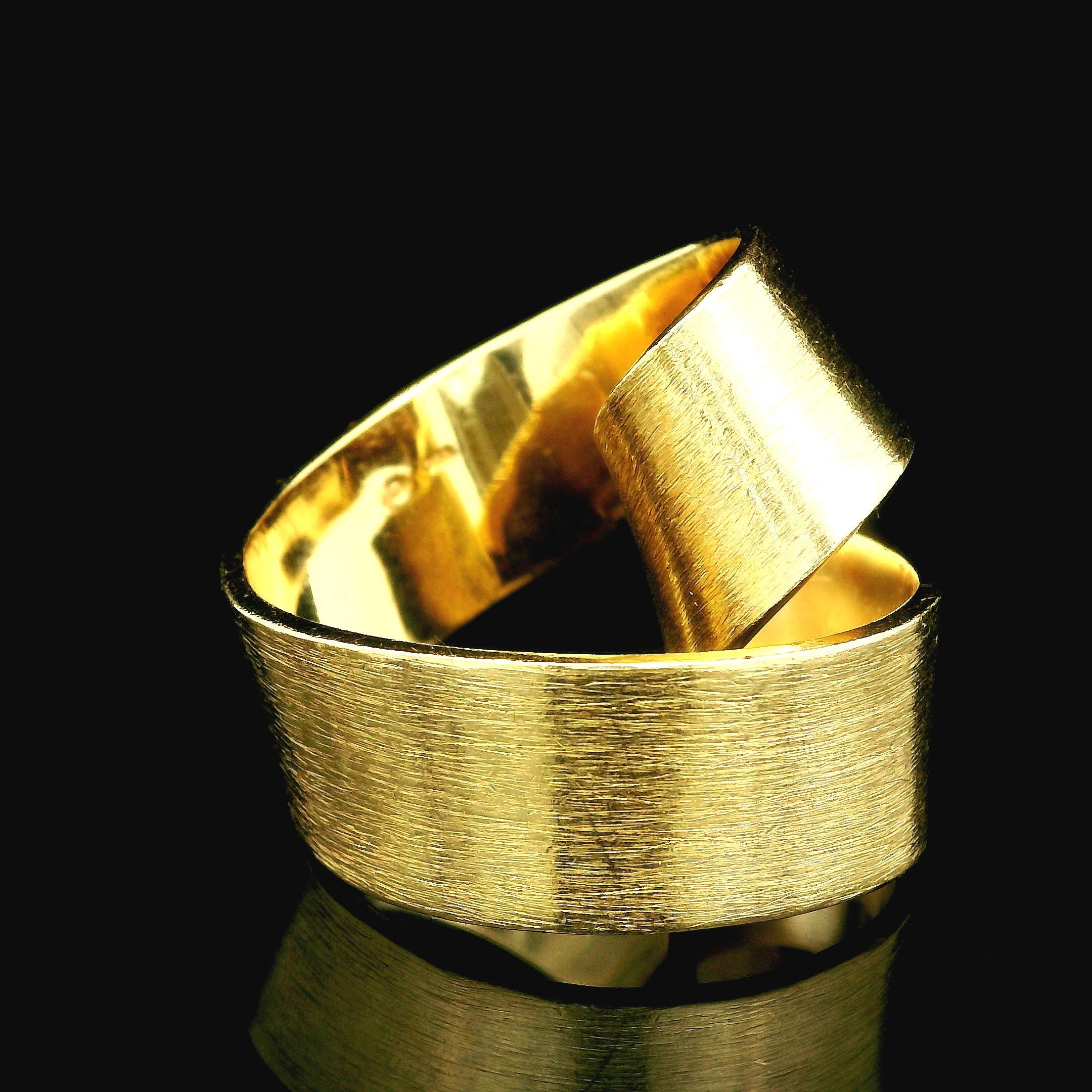 Anello d'epoca fatto a mano in oro giallo 18k spazzolato a forma di nastro aperto e astratto in vendita 6