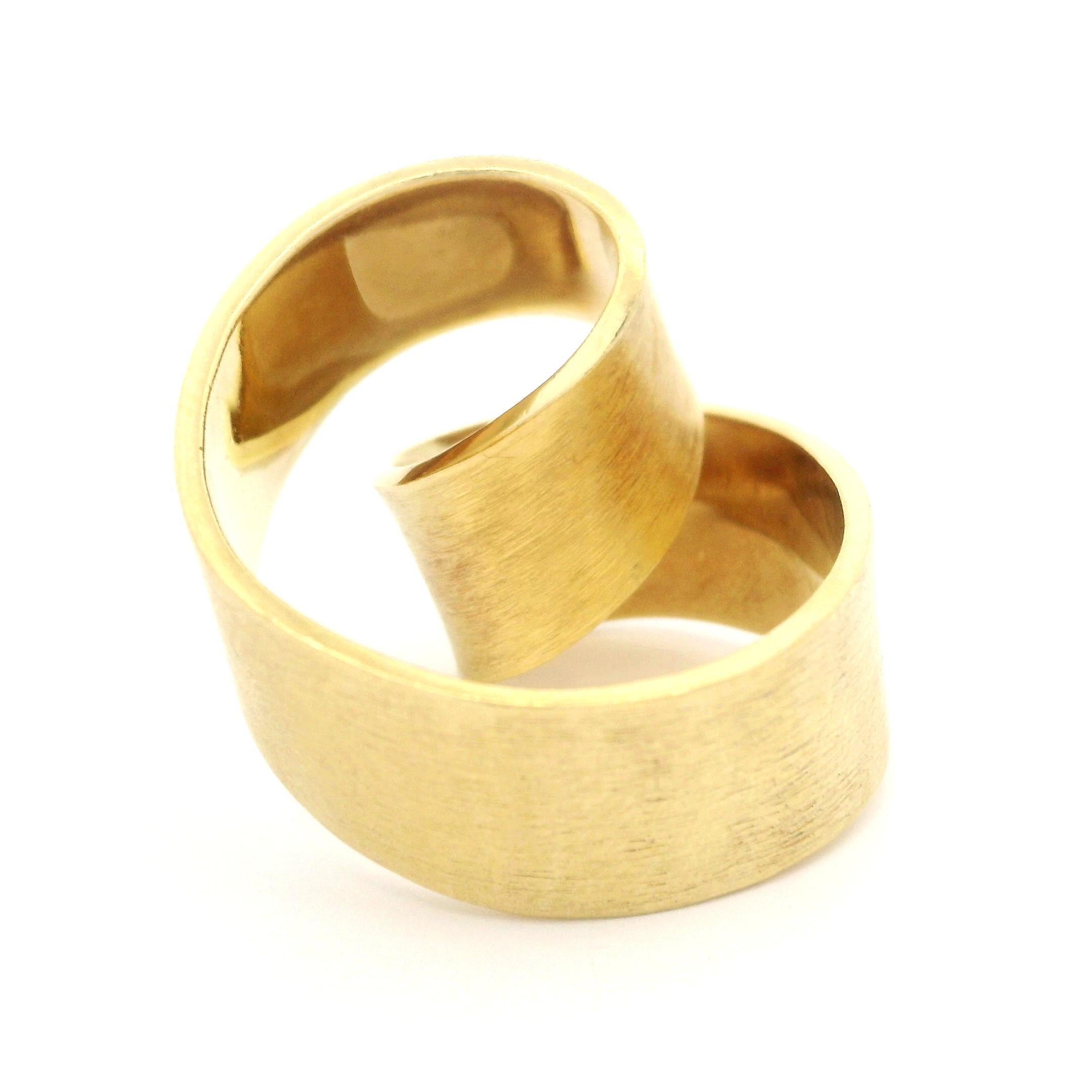 Anello d'epoca fatto a mano in oro giallo 18k spazzolato a forma di nastro aperto e astratto in vendita 7