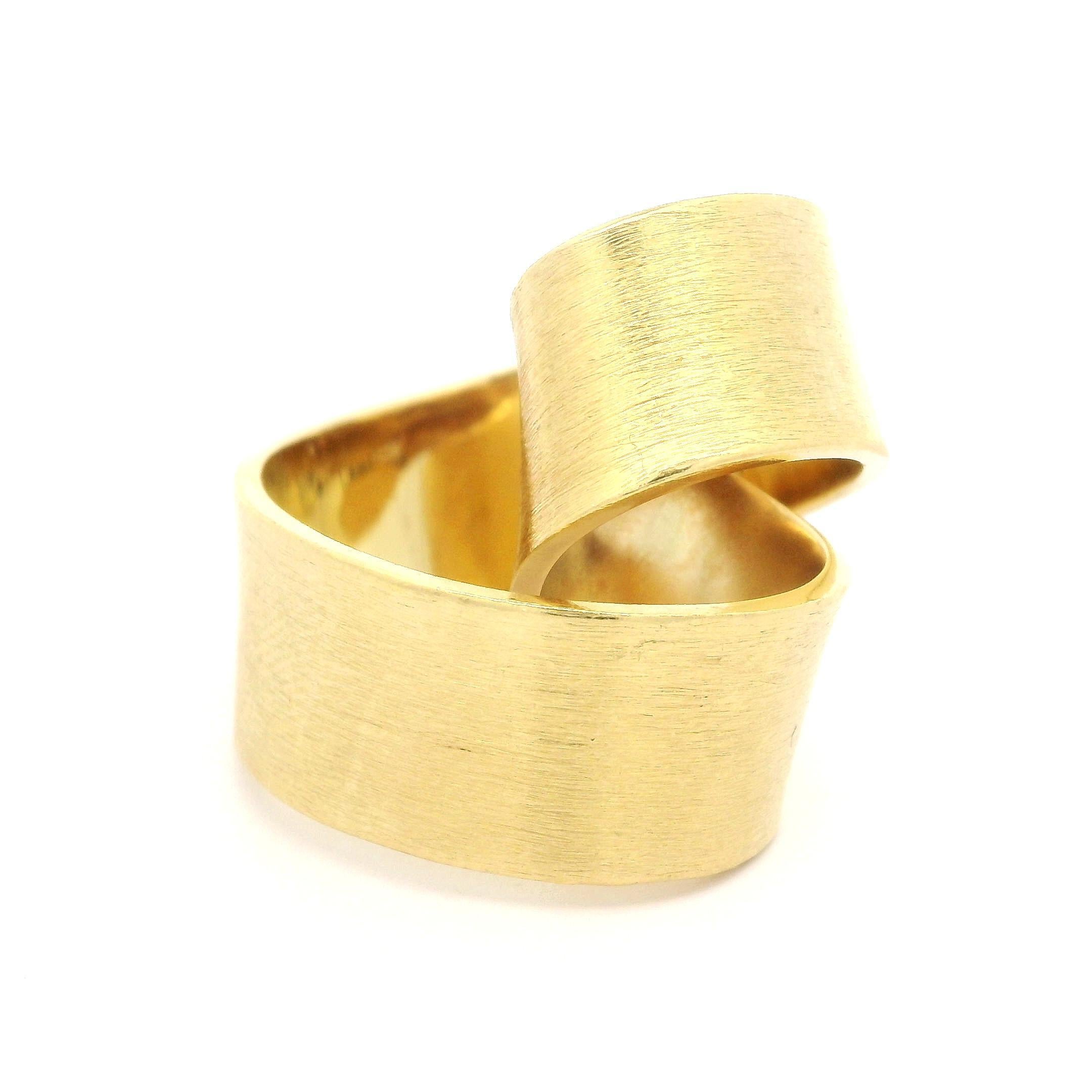 Anello d'epoca fatto a mano in oro giallo 18k spazzolato a forma di nastro aperto e astratto in vendita 9