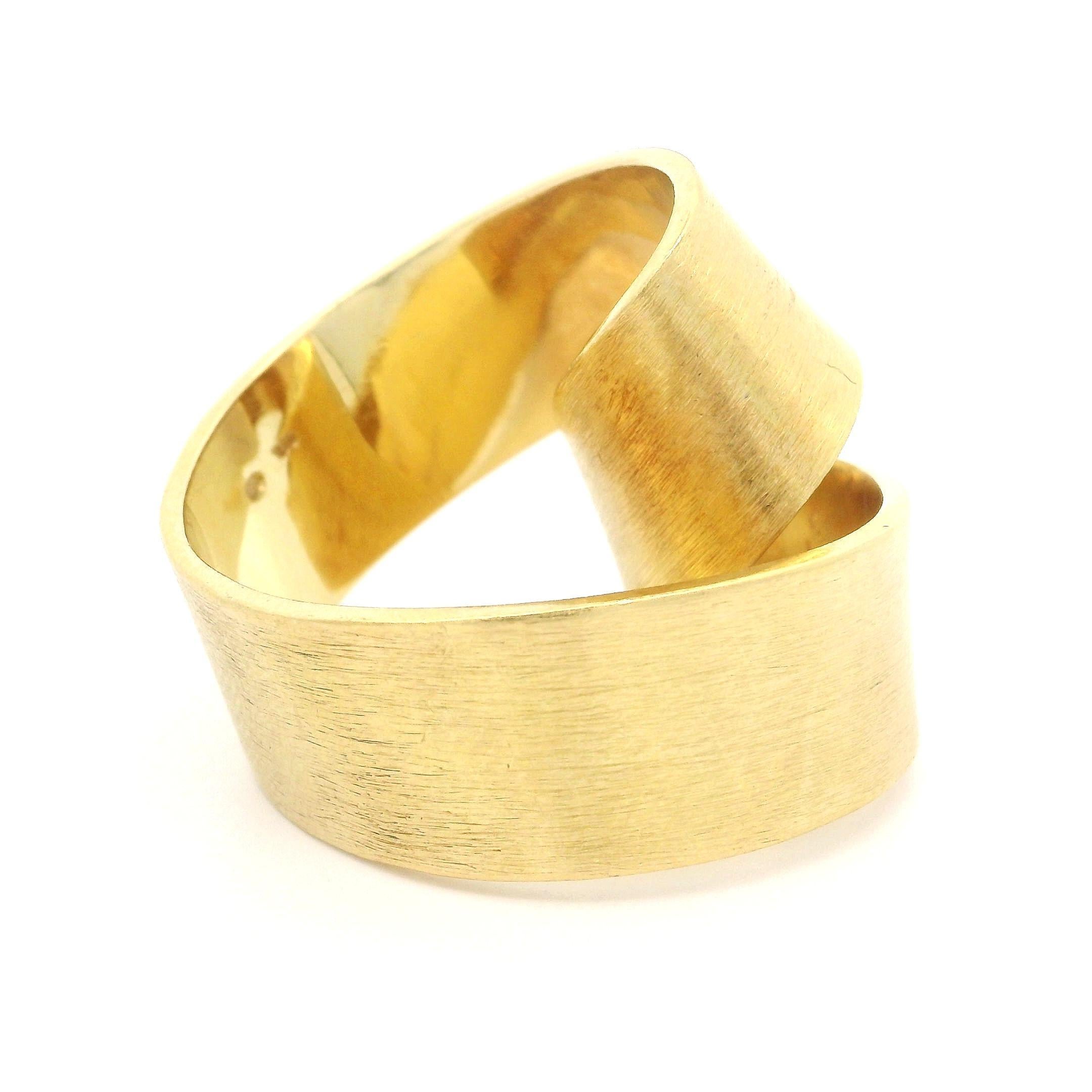 Anello d'epoca fatto a mano in oro giallo 18k spazzolato a forma di nastro aperto e astratto in vendita 10