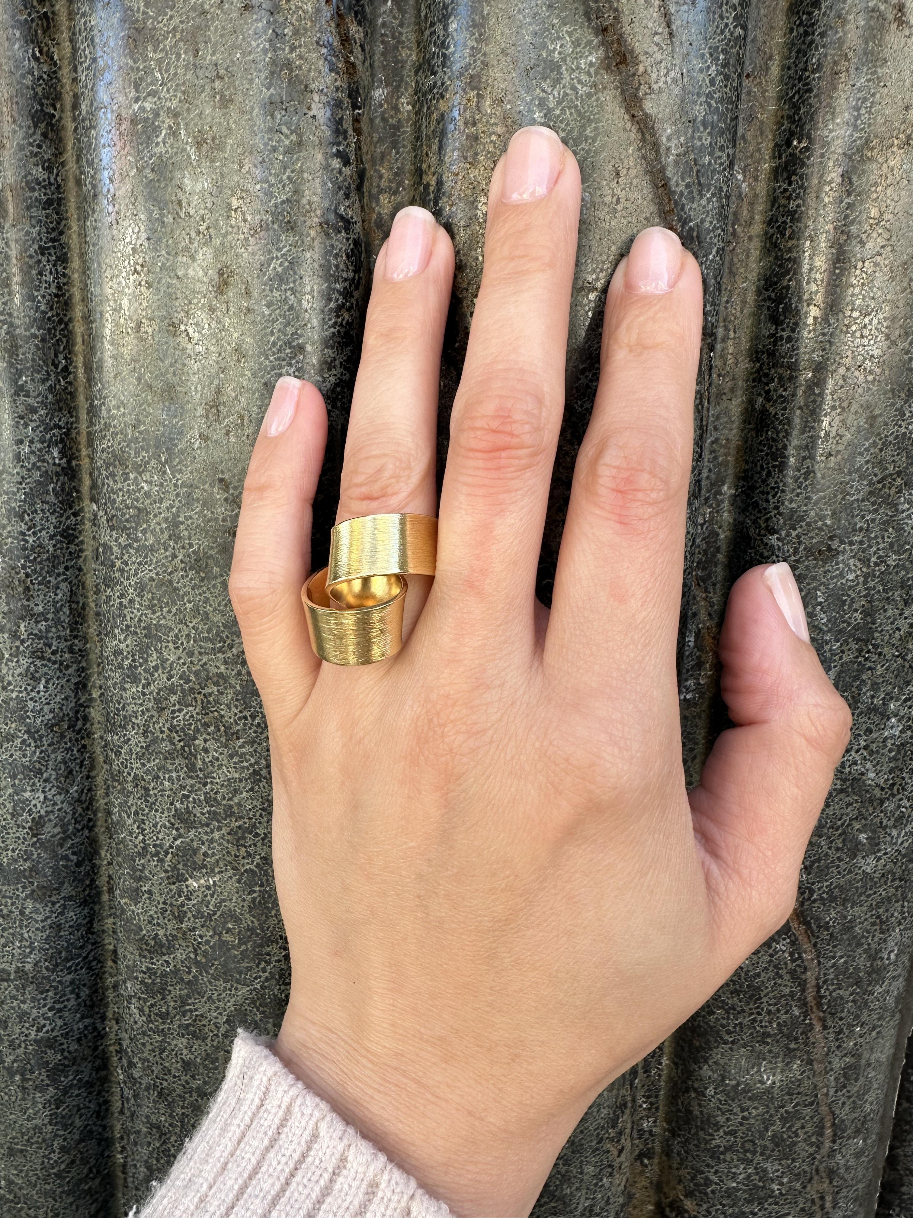 Anello d'epoca fatto a mano in oro giallo 18k spazzolato a forma di nastro aperto e astratto in vendita 12