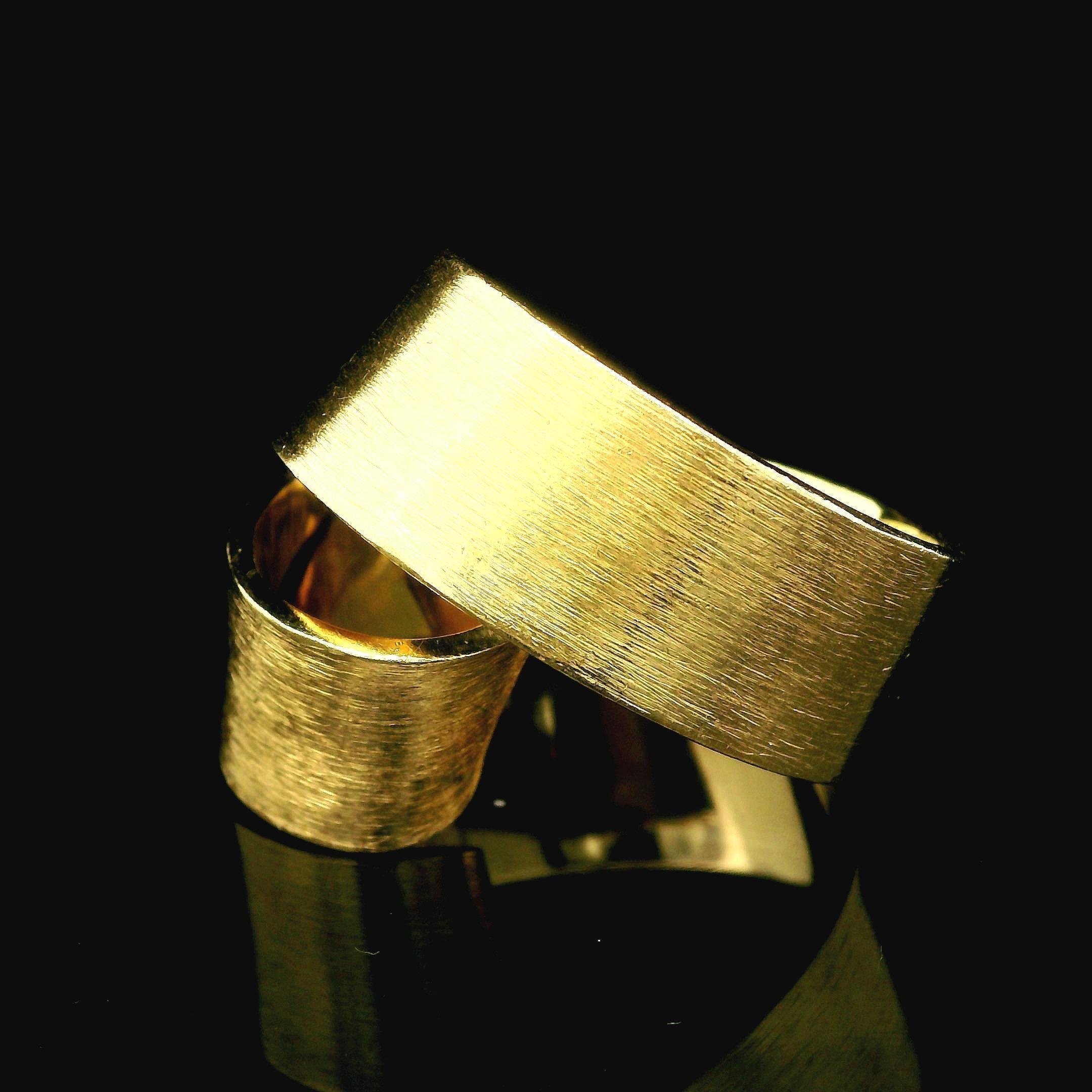 Anello d'epoca fatto a mano in oro giallo 18k spazzolato a forma di nastro aperto e astratto In condizioni ottime in vendita a Montclair, NJ