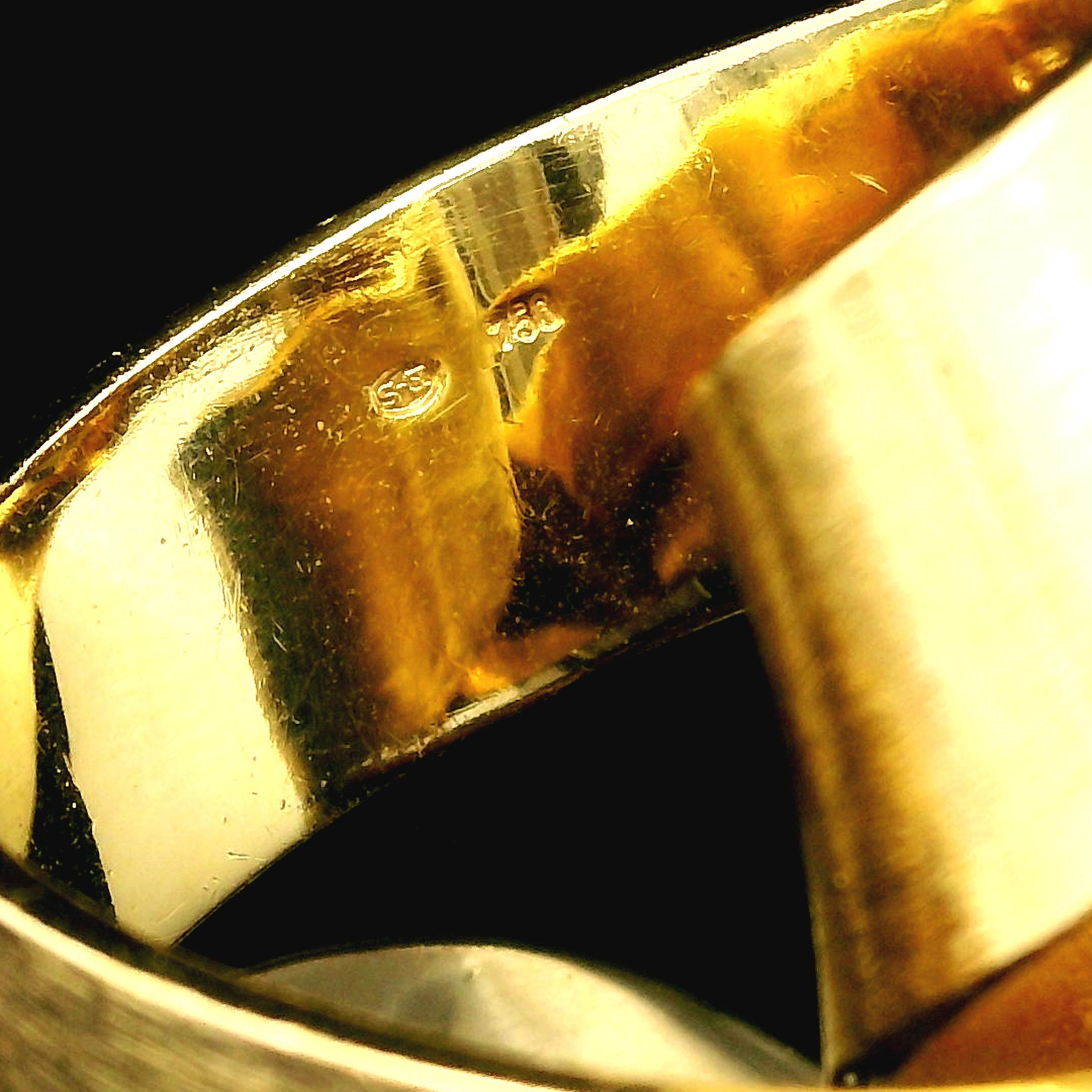 Donna Anello d'epoca fatto a mano in oro giallo 18k spazzolato a forma di nastro aperto e astratto in vendita