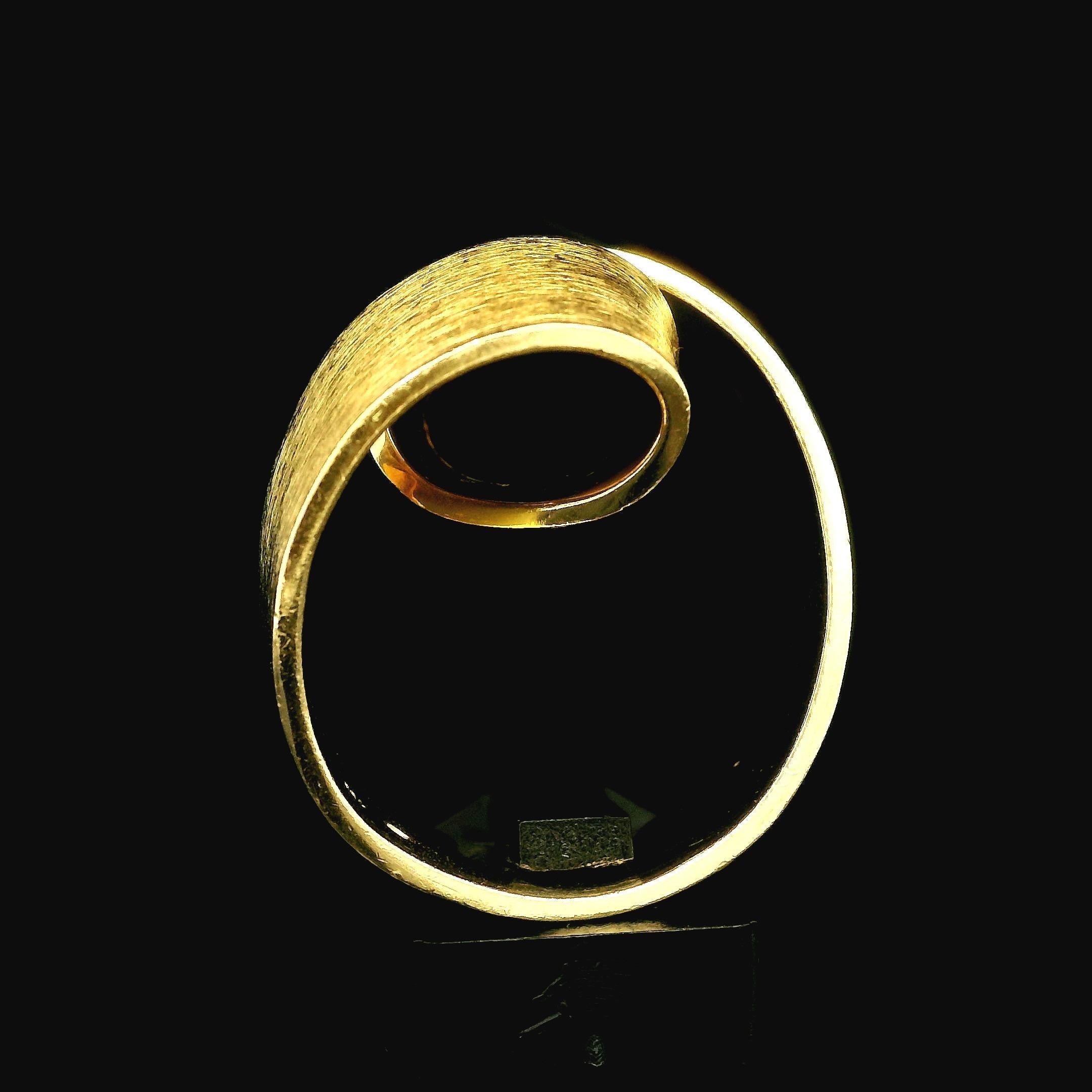 Anello d'epoca fatto a mano in oro giallo 18k spazzolato a forma di nastro aperto e astratto in vendita 1