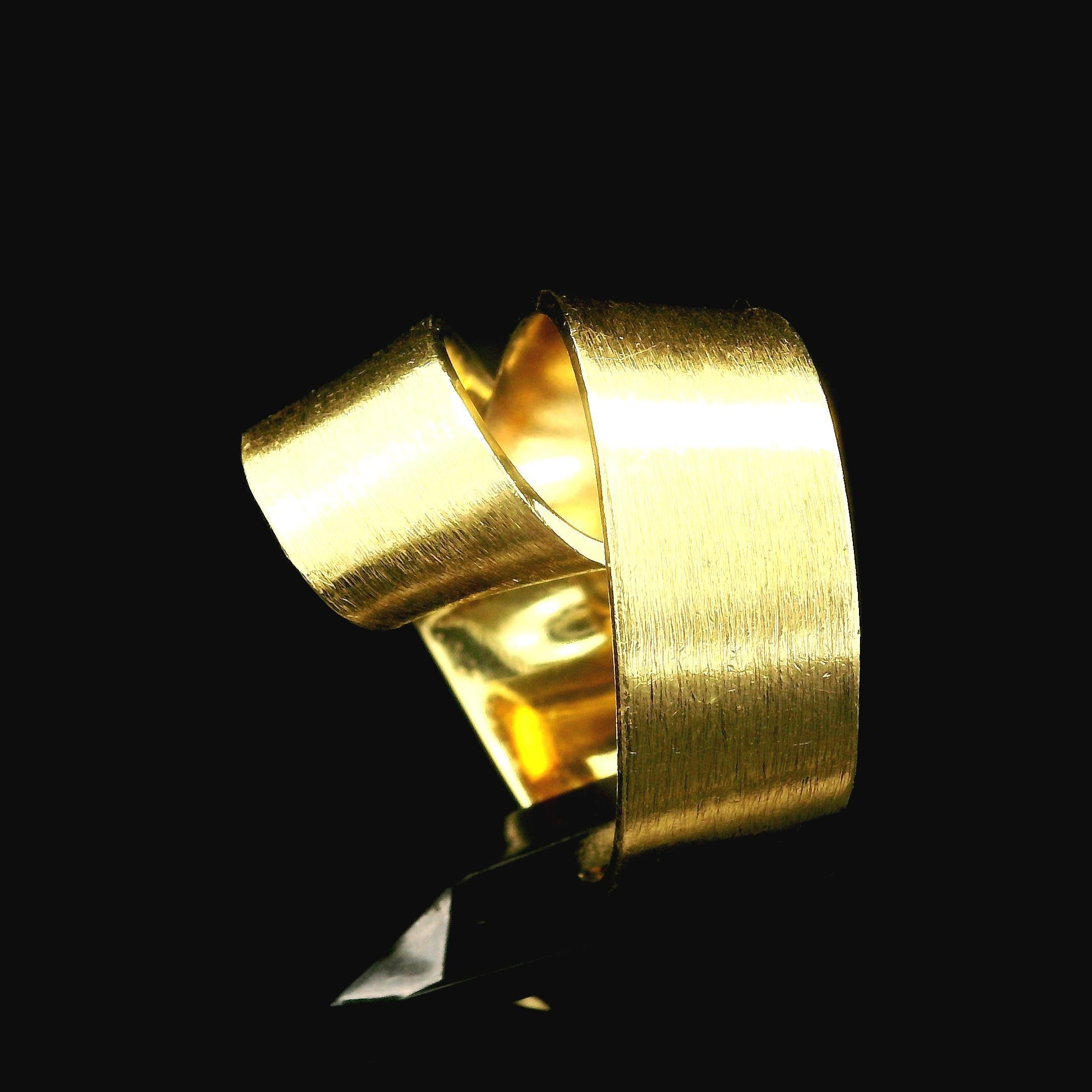 Anello d'epoca fatto a mano in oro giallo 18k spazzolato a forma di nastro aperto e astratto in vendita 2