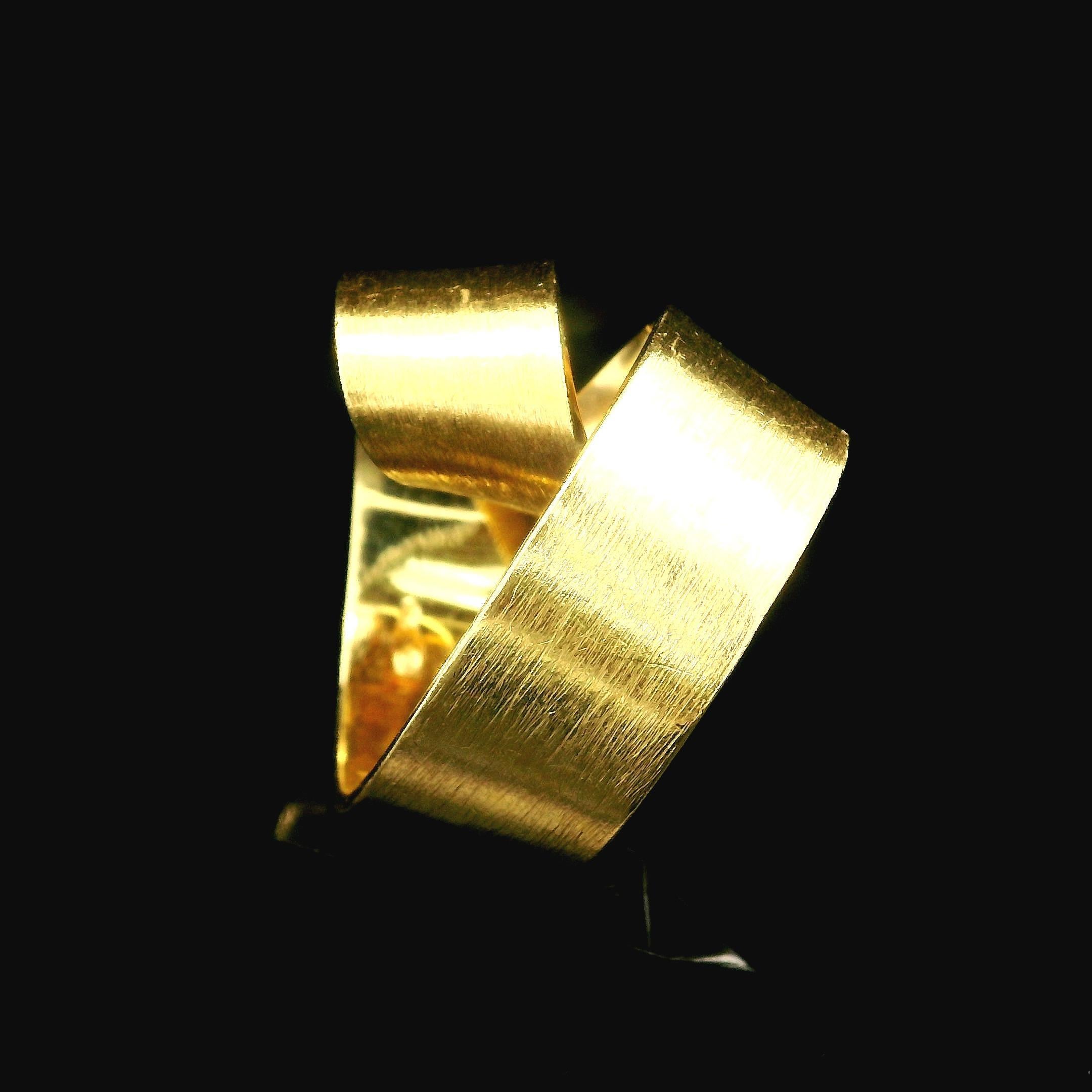 Anello d'epoca fatto a mano in oro giallo 18k spazzolato a forma di nastro aperto e astratto in vendita 3