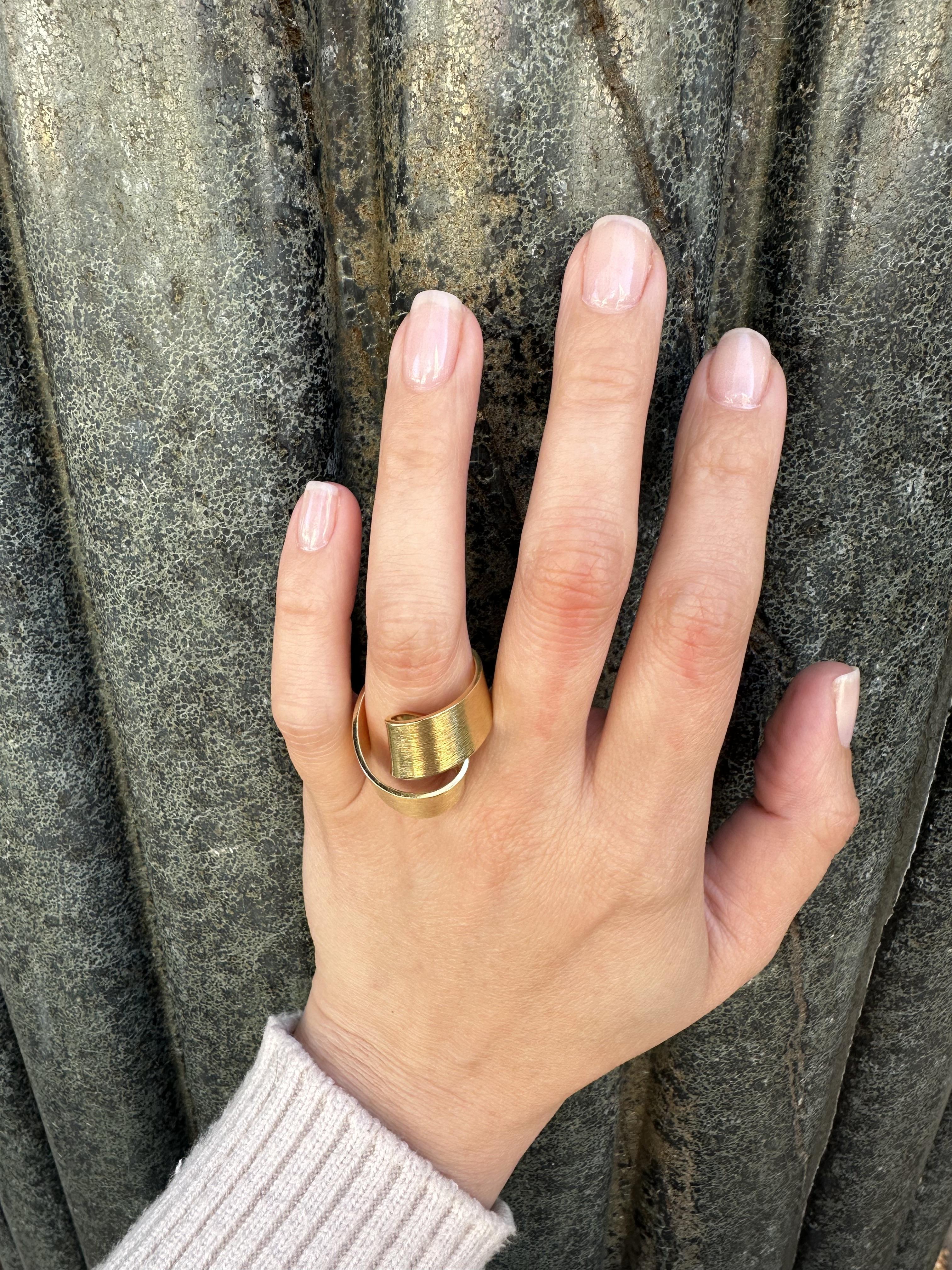 Anello d'epoca fatto a mano in oro giallo 18k spazzolato a forma di nastro aperto e astratto in vendita 4