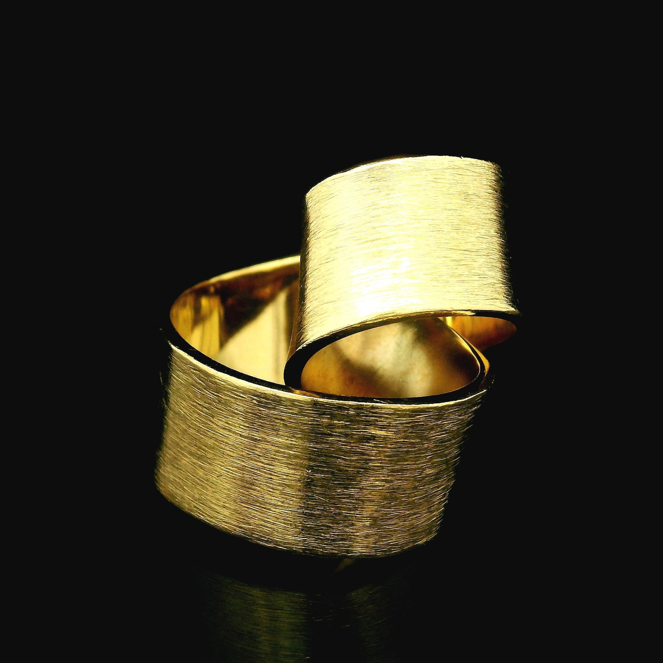 Anello d'epoca fatto a mano in oro giallo 18k spazzolato a forma di nastro aperto e astratto in vendita 5