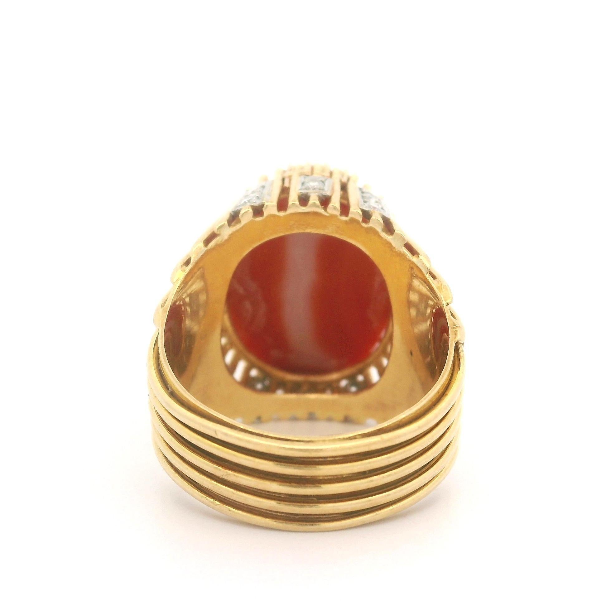 Vintage Handmade 18k Gelbgold Koralle & Diamant Draht trug Cocktail Ring (Cabochon) im Angebot