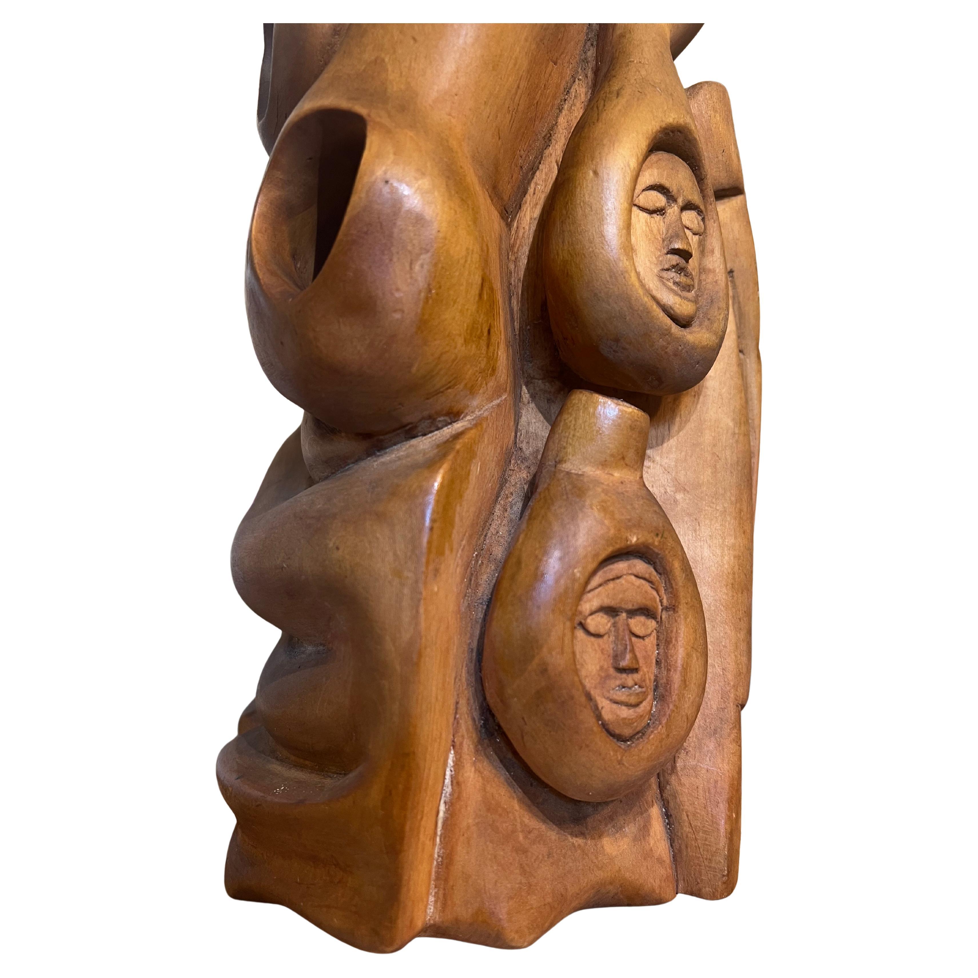 Escultura abstracta vintage de madera hecha a mano en estilo moderno de mediados de siglo con caras
