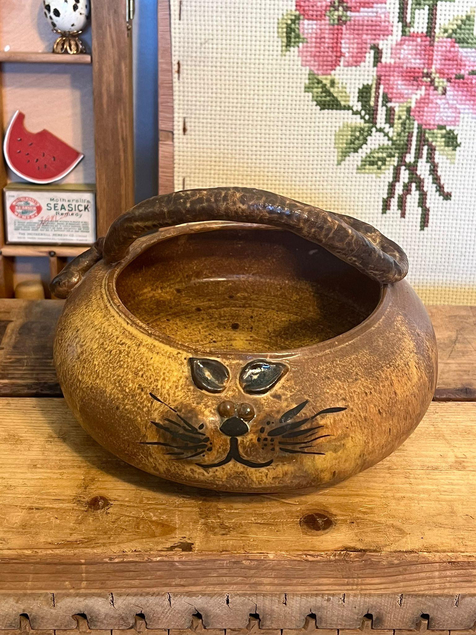  Hecha a mano y firmada con una cara de gato y un asa en forma de cola de Gato. Estado Vintage, como en la foto. El anuncio se refiere únicamente al artículo descrito. Sólo compra en línea. Caja H5

Dimensiones. 7,5