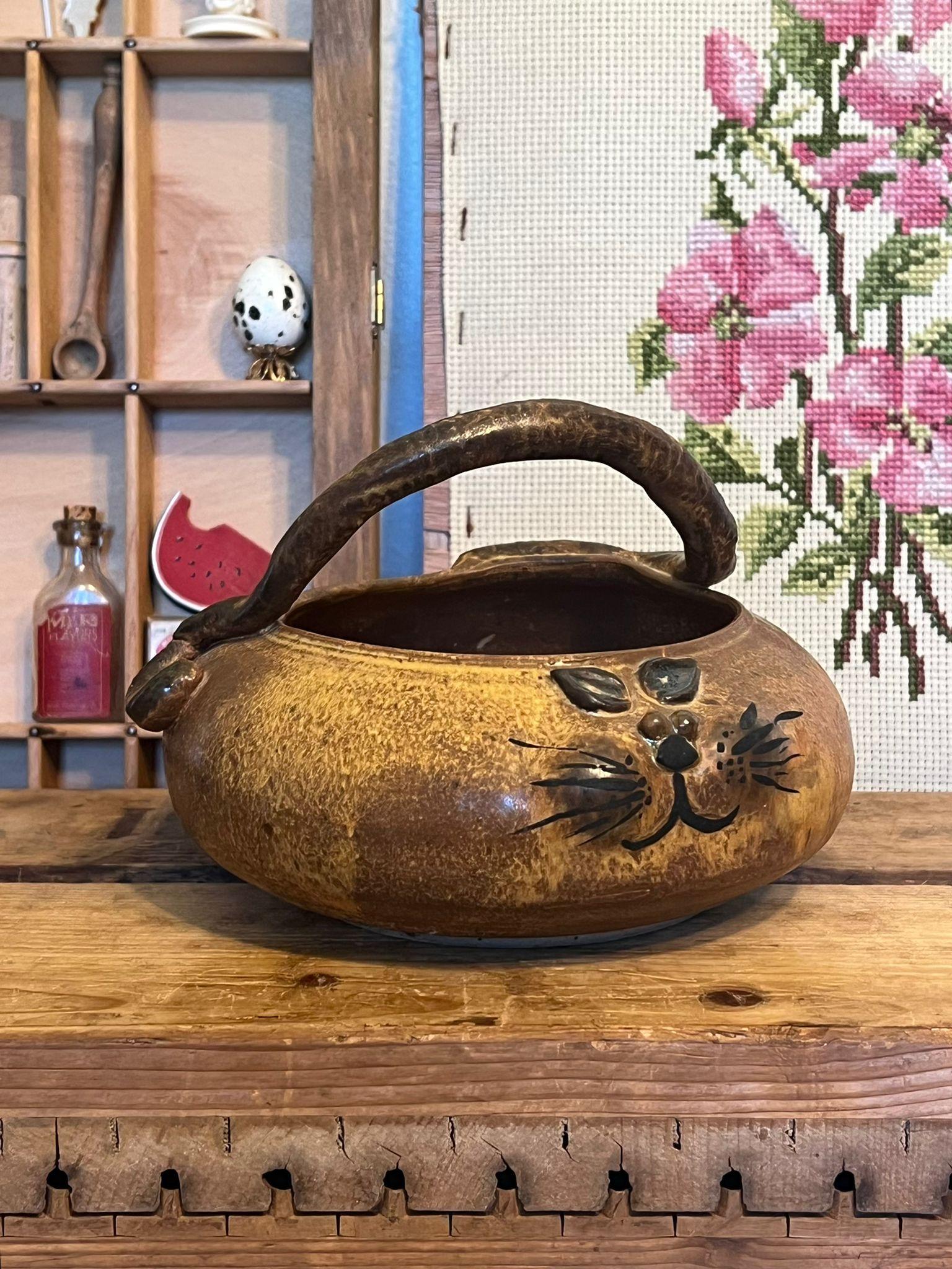 Cuenco vintage hecho a mano y firmado Gato con asa. Moderno de mediados de siglo en venta