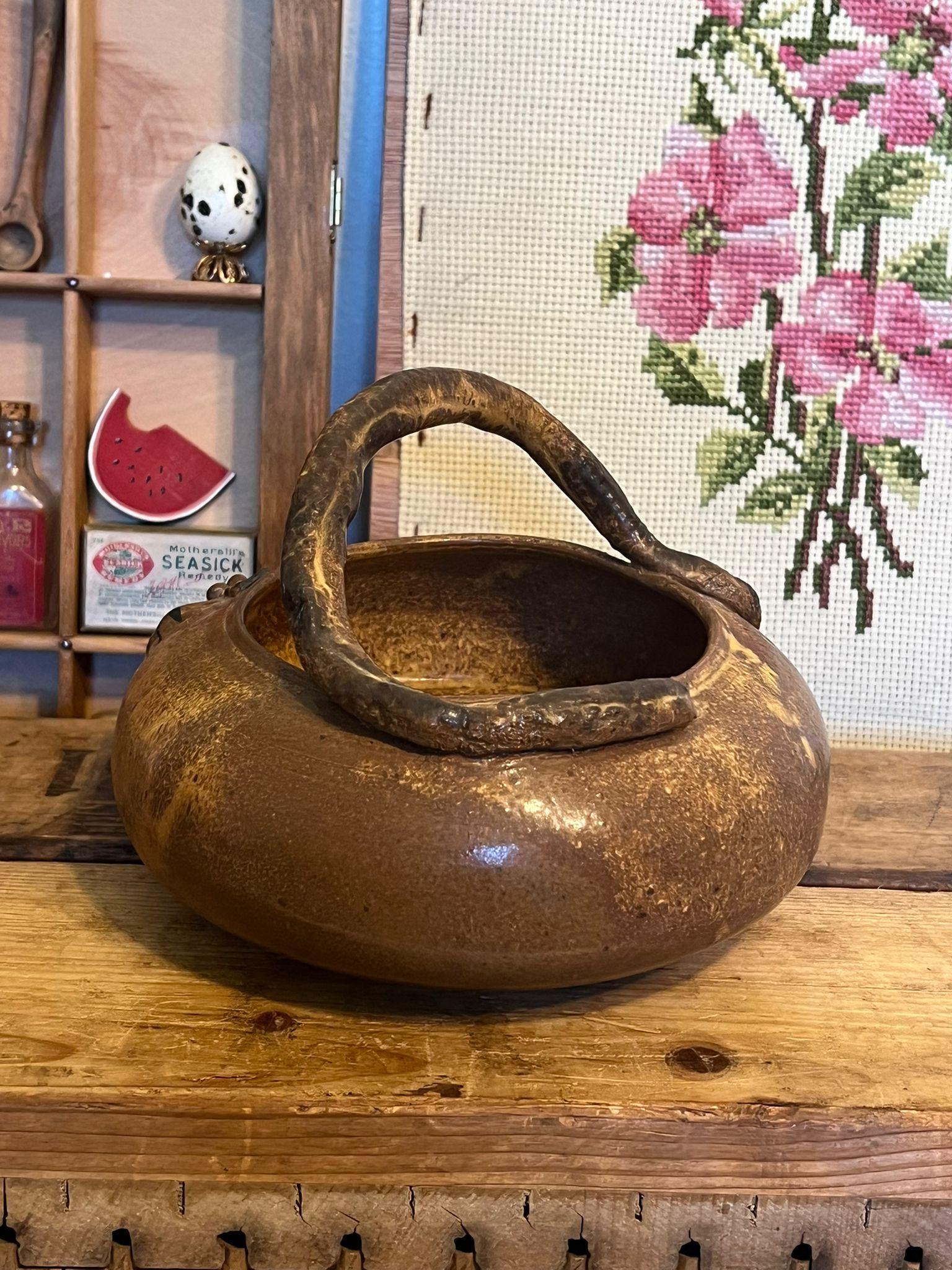 Cuenco vintage hecho a mano y firmado Gato con asa. en Bueno estado para la venta en Seattle, WA