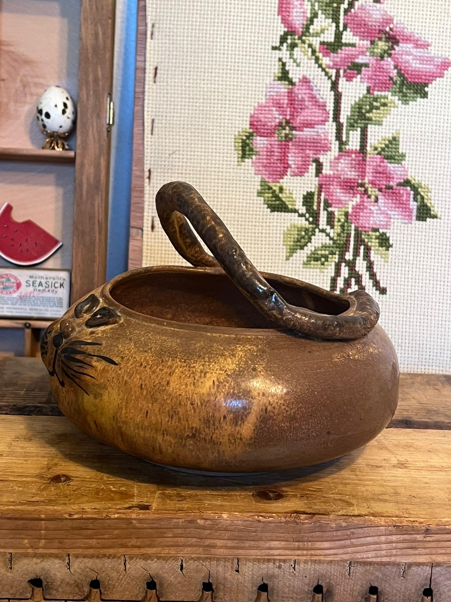 Cuenco vintage hecho a mano y firmado Gato con asa. finales del siglo XX en venta