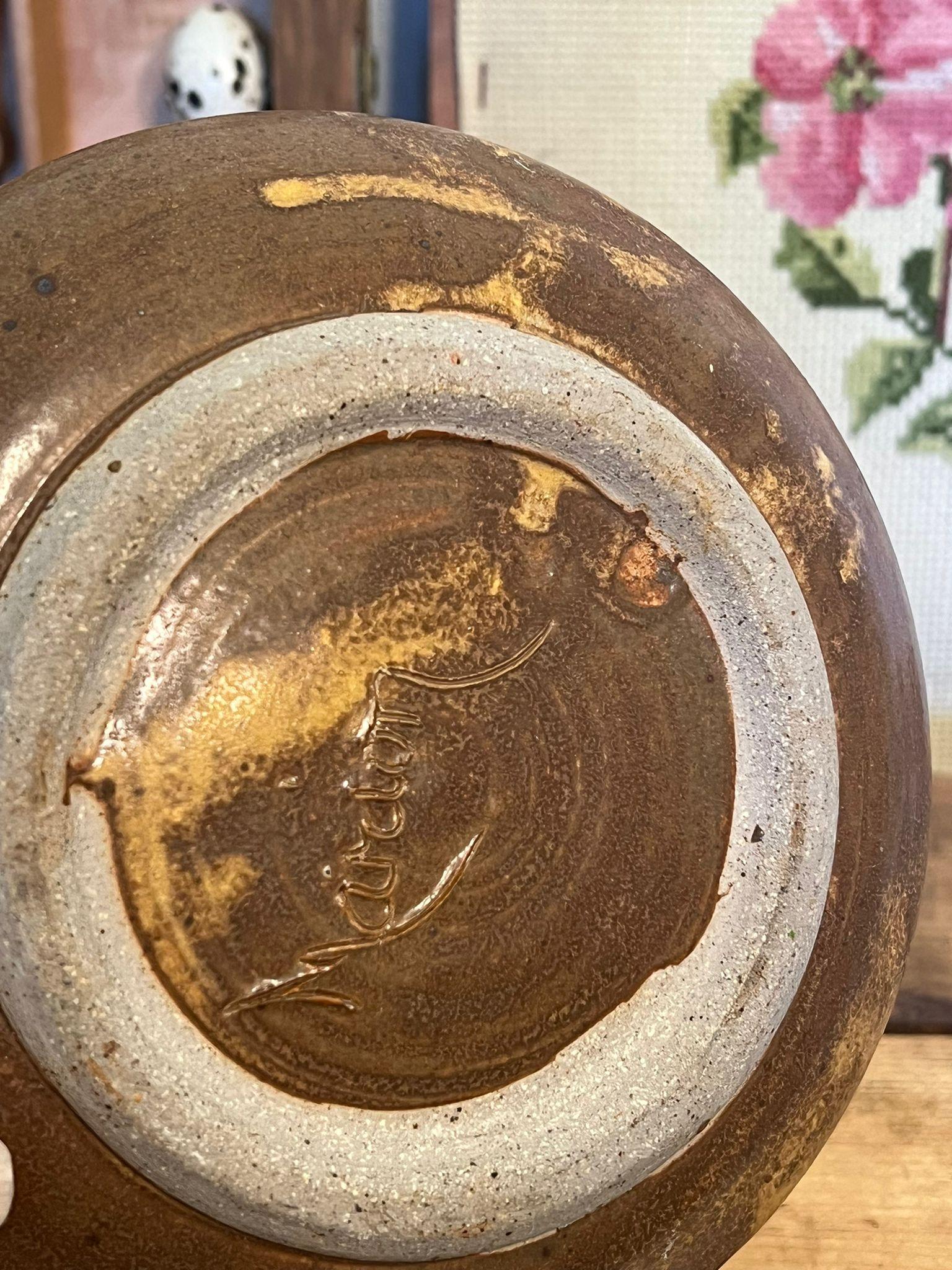 Cuenco vintage hecho a mano y firmado Gato con asa. en venta 2