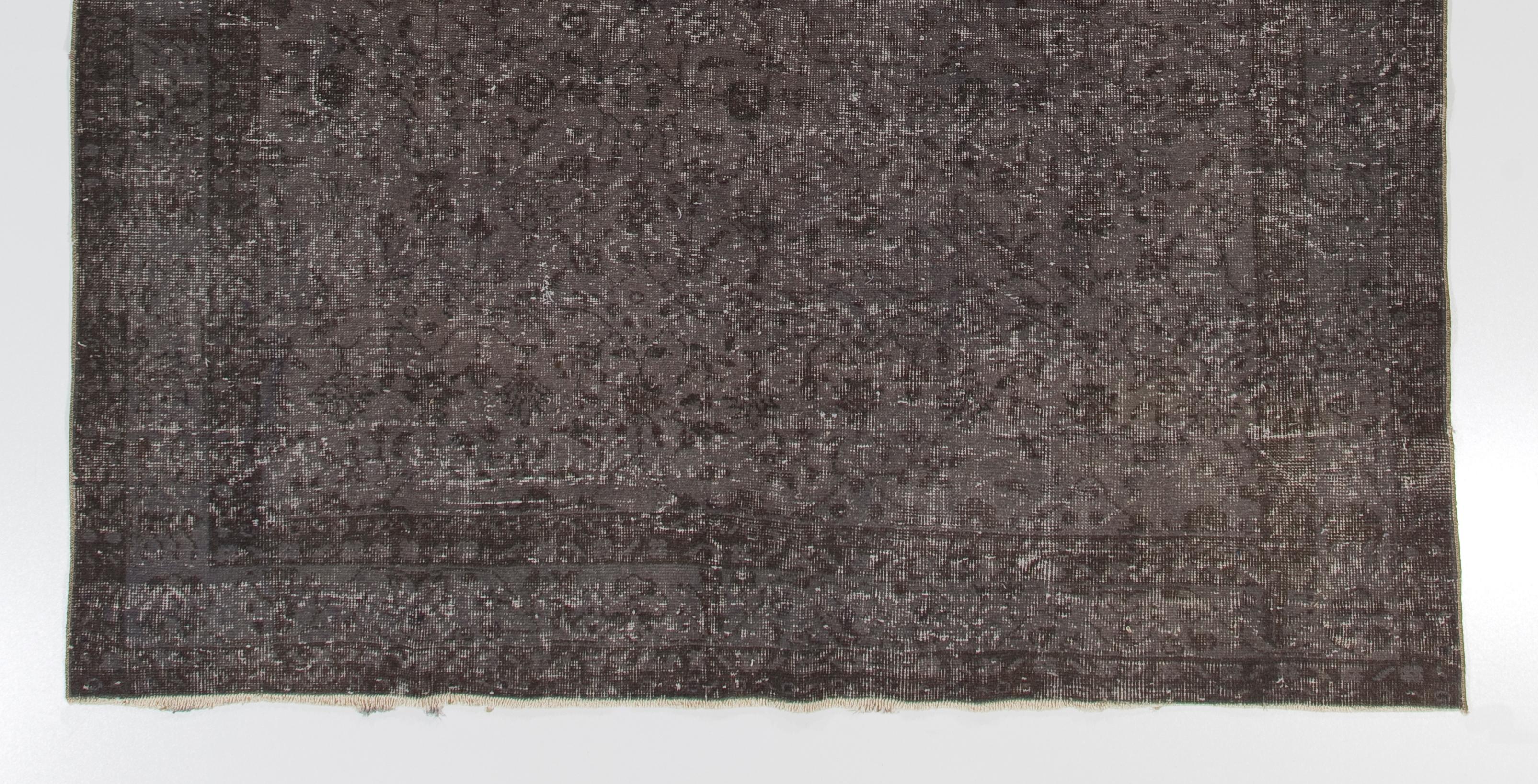 Handgefertigter 6,5x10.2 Fuß Vintage-Teppich mit grauem, übergefärbtem Flor (Türkisch) im Angebot