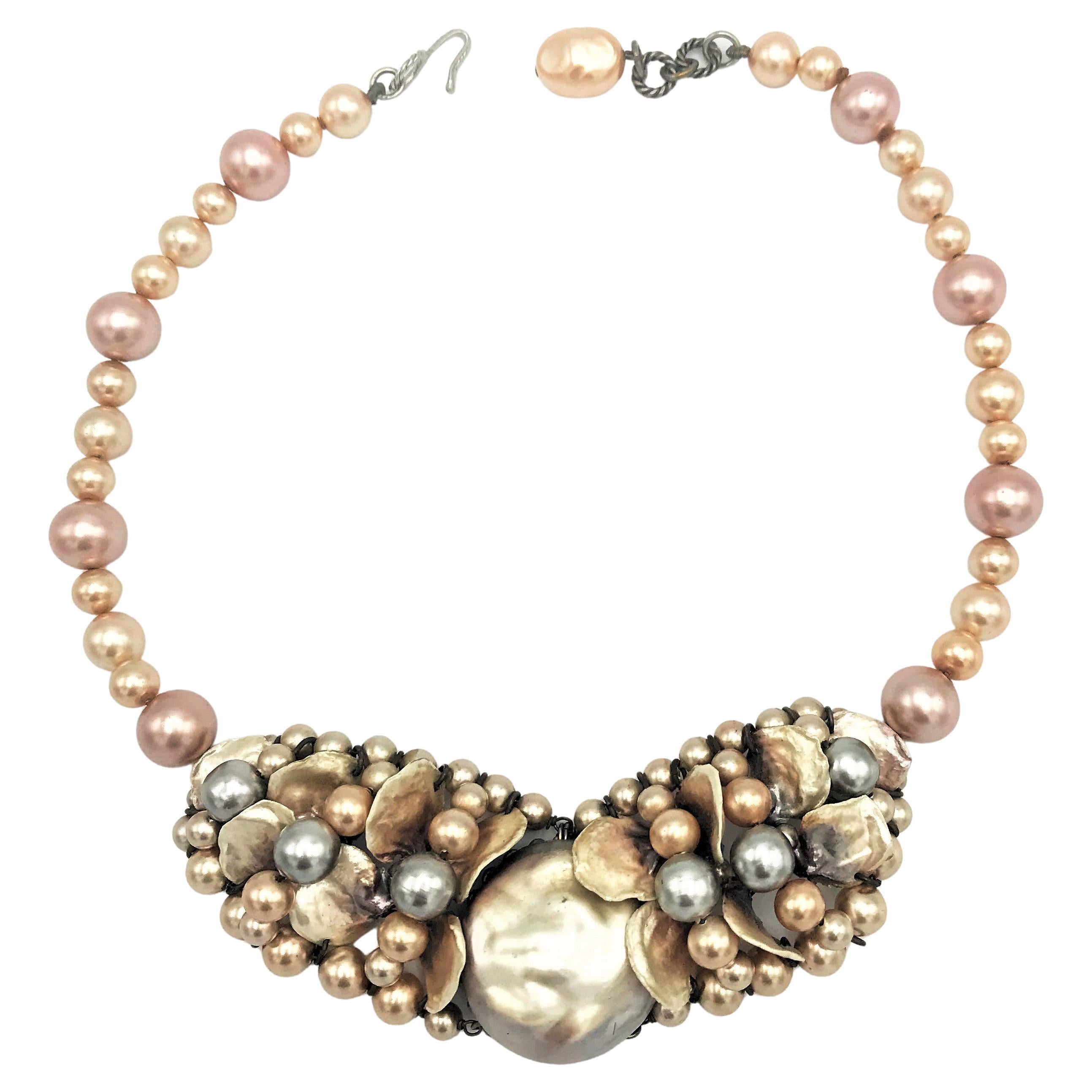 Attributed to Louis Rousselet, born 1892-1980 in Paris.
This lovely vintage necklace date to the late 1950/60, made of simulated pearls of silver and rose. It's unsigned which is typical for Rousselet pieces as they were usually only singed on their