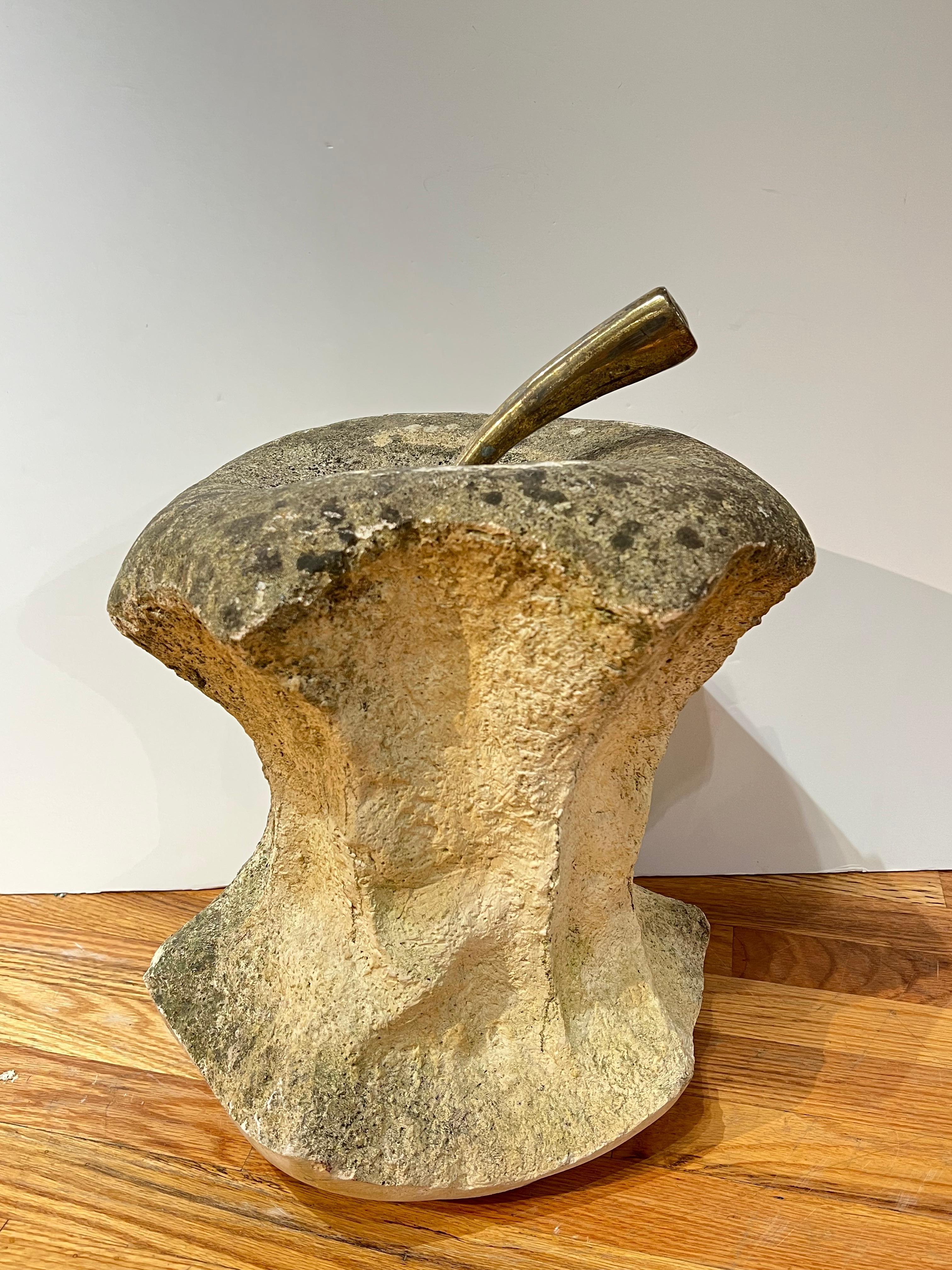 Scultura vintage realizzata a mano in cemento e ottone. Can può essere utilizzato all'esterno 