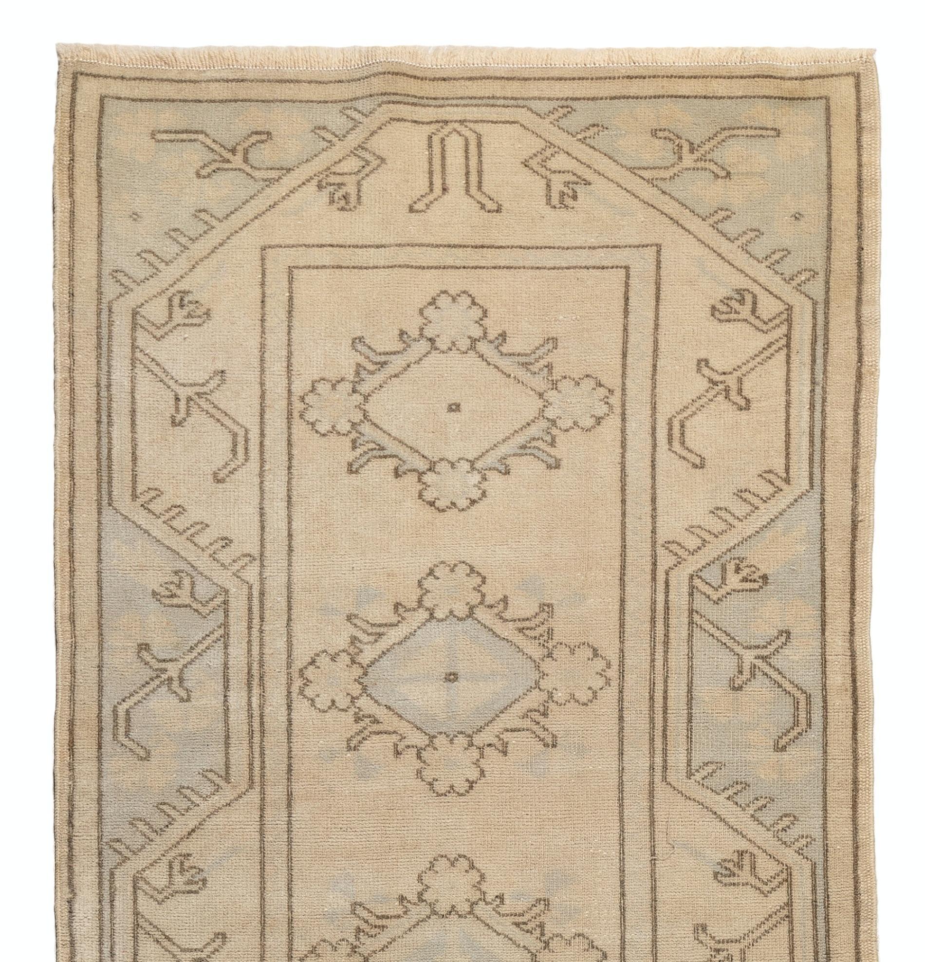 2.8x9 Ft Vintage Hand-Knotted Turkish Runner Rug in Soft, Neutral Colors In Good Condition In Philadelphia, PA
