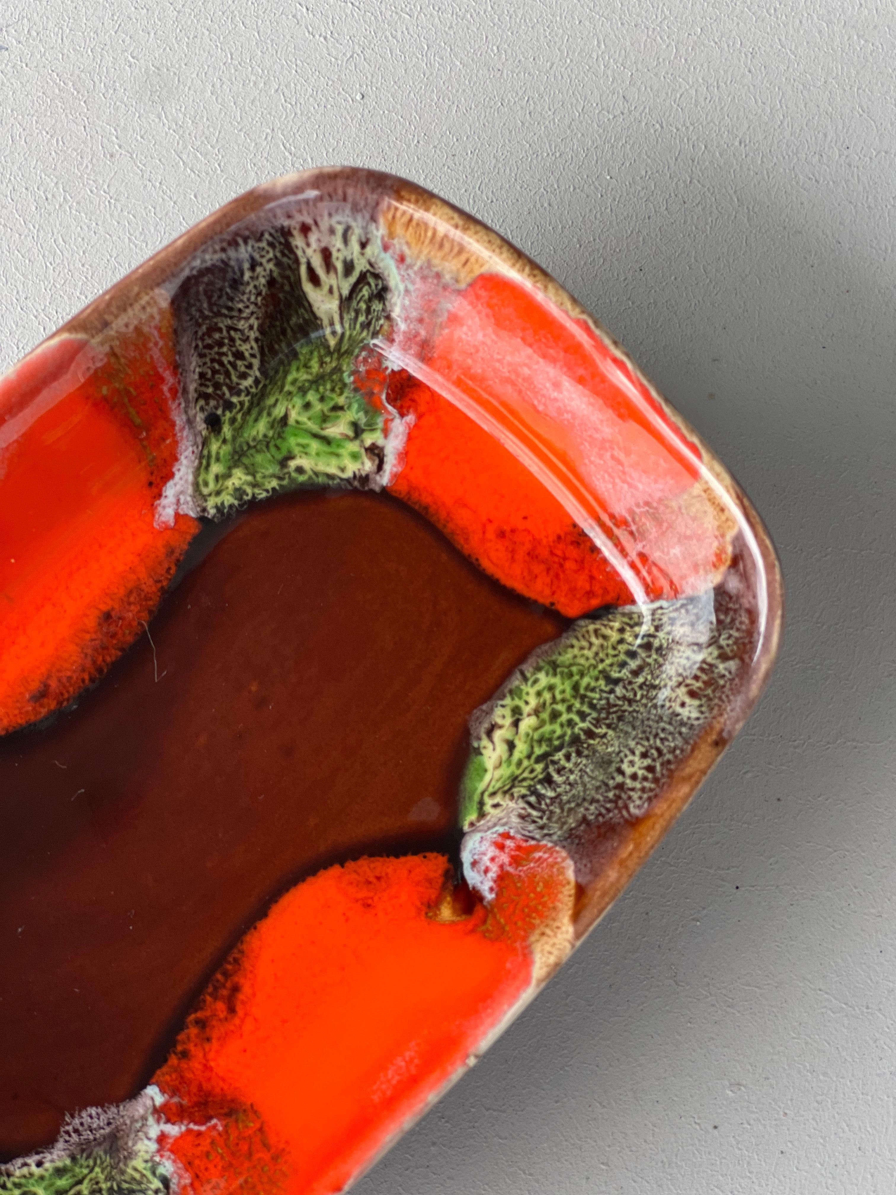 Vintage Handmade Italian Ceramic Tray, Brown, Red and Orange, 1960's Collectible In Good Condition For Sale In Milano, IT