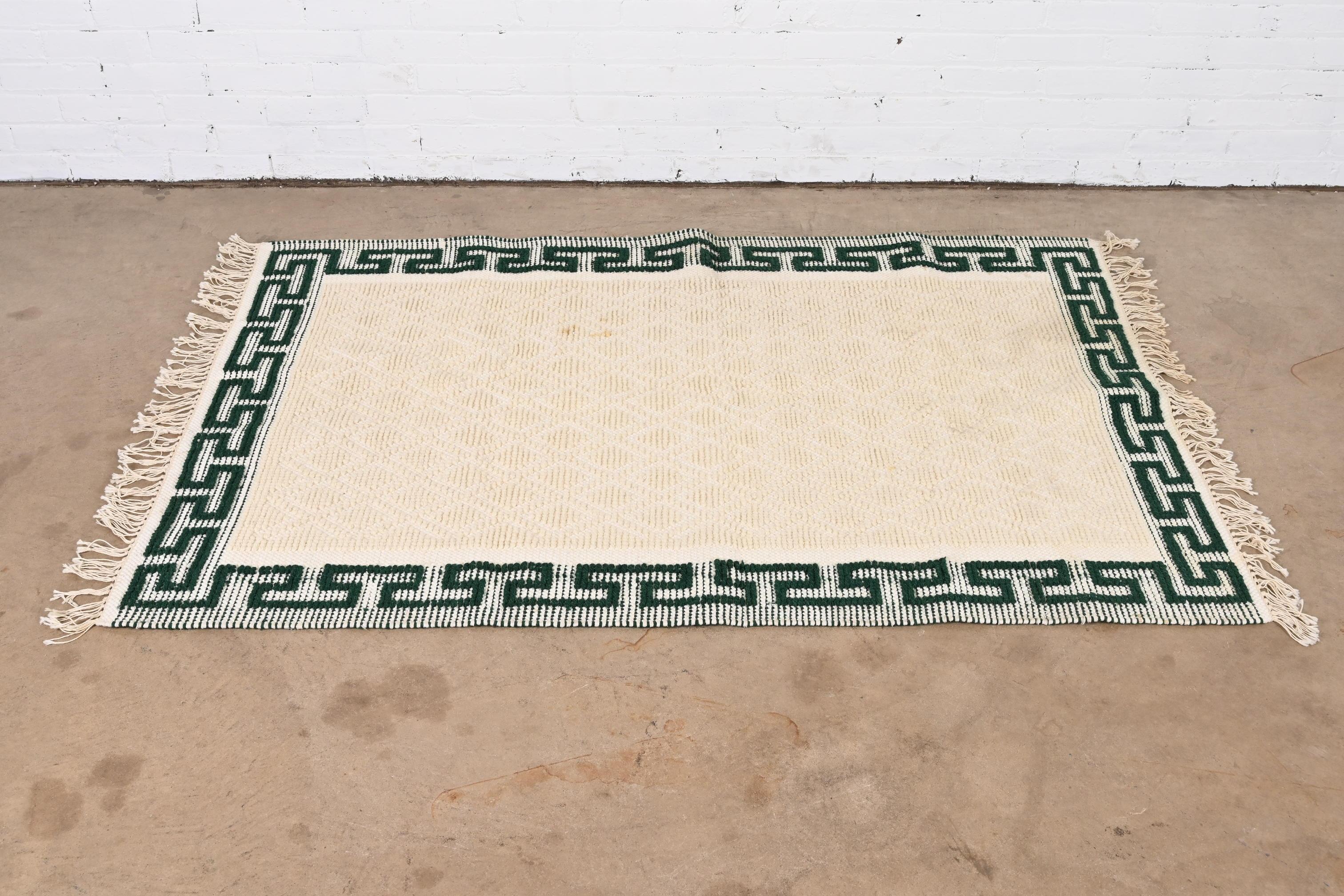 Un élégant tapis vintage fait main 4x6 en laine crème et verte avec un motif de clé grecque sur la bordure

Inde, fin du 20e siècle

Mesures : 45.5