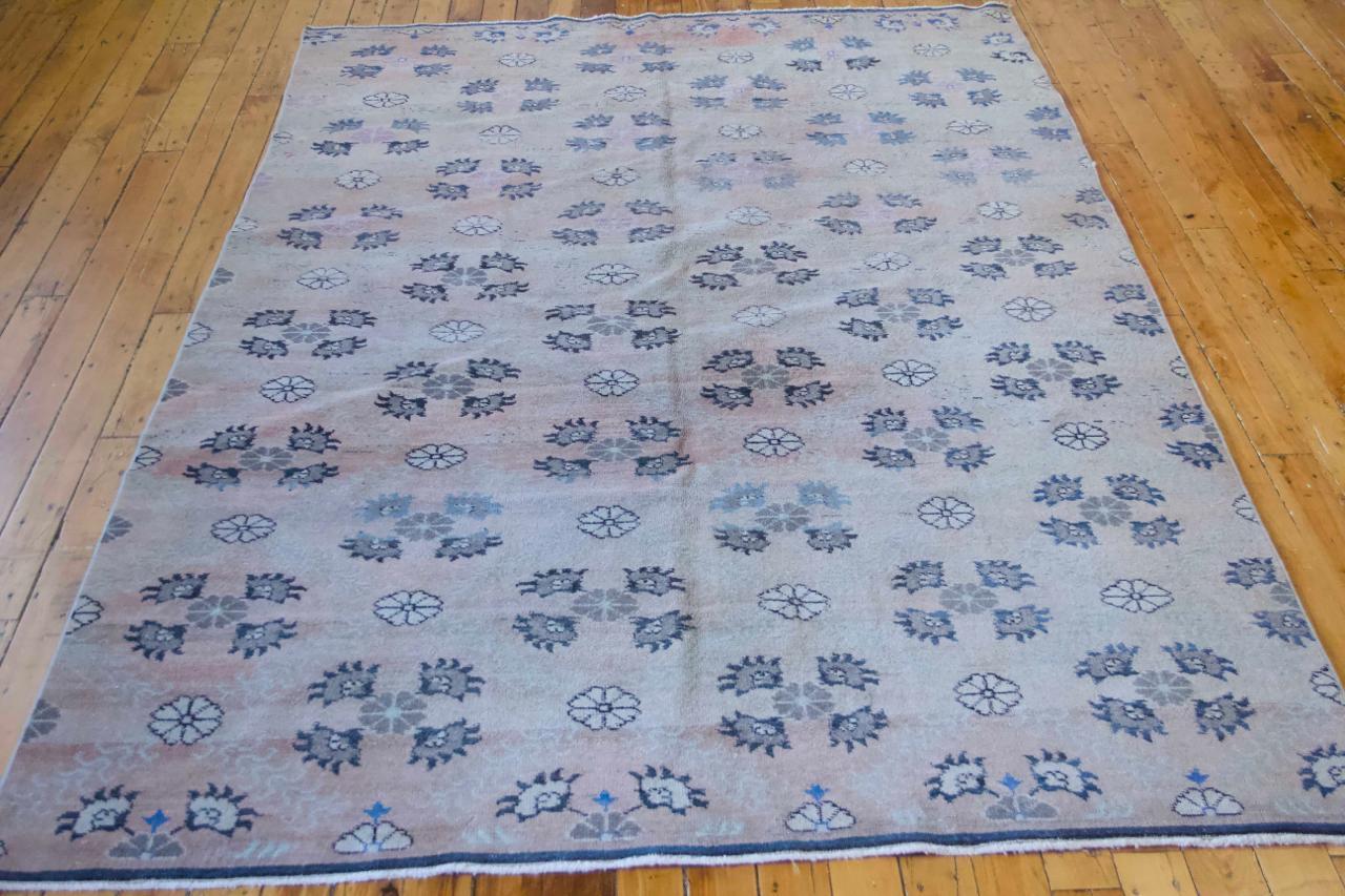 Altro 6x9 Ft Unico nel suo genere Tappeto turco vintage fatto a mano con design floreale in vendita