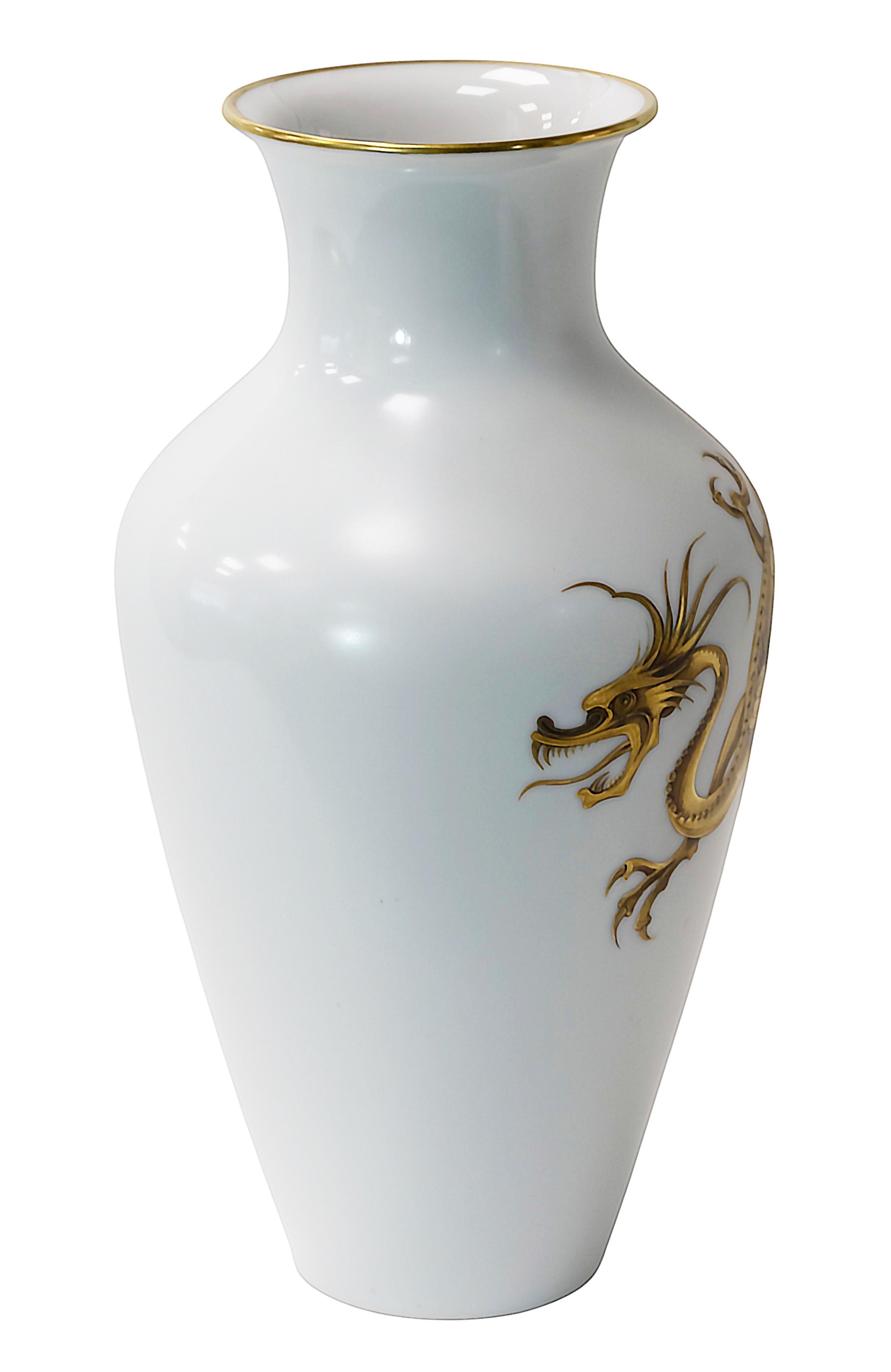 Vaso in porcellana tedesca Heinrich a sfondo bianco satinato, dipinto a mano con un drago dorato in rilievo.
Marcato sulla base.
Condizioni vintage molto buone/eccellenti.