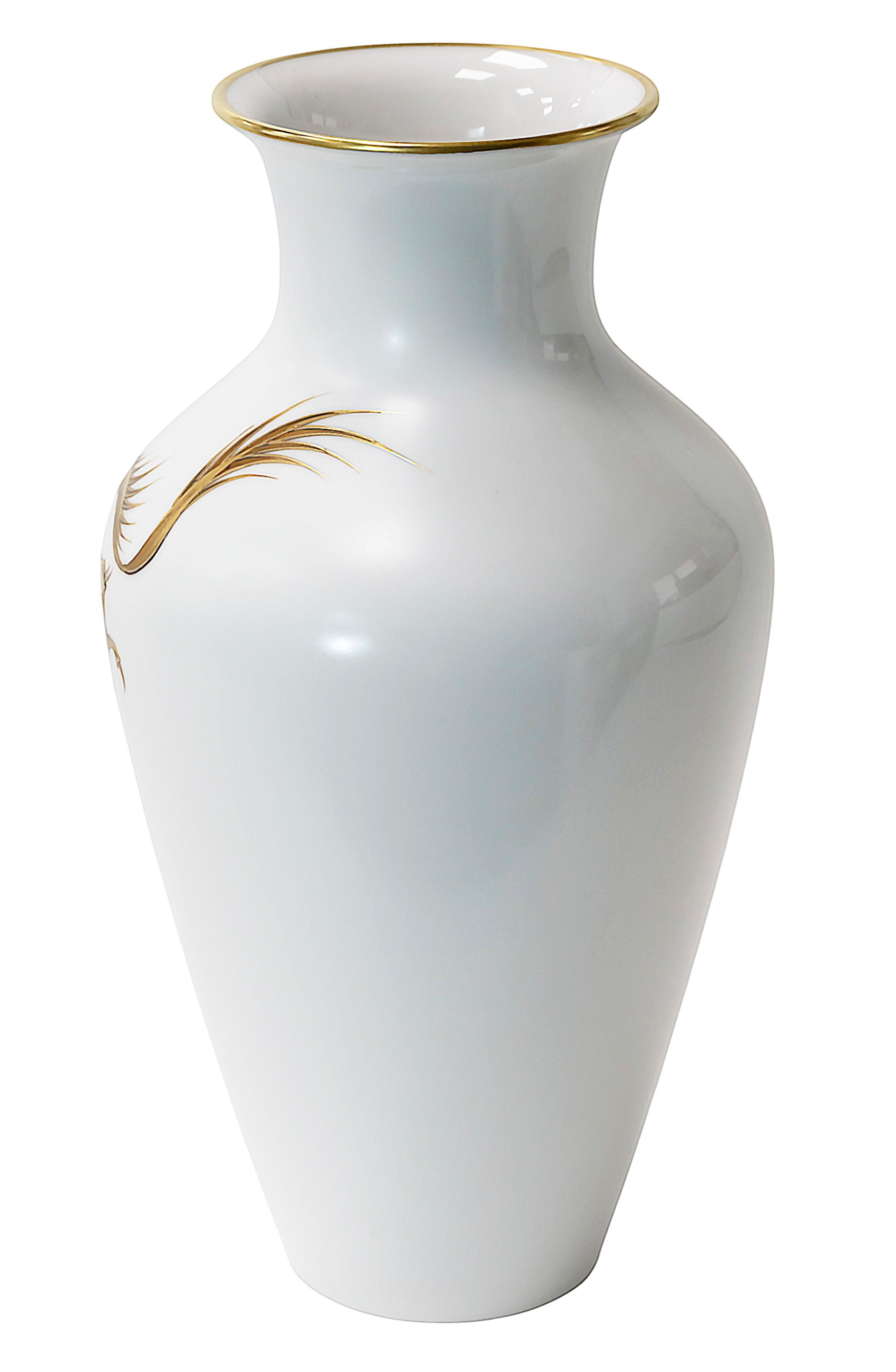 Tedesco Vaso d'epoca fatto a mano in porcellana tedesca Heinrich Golden Dragon in vendita