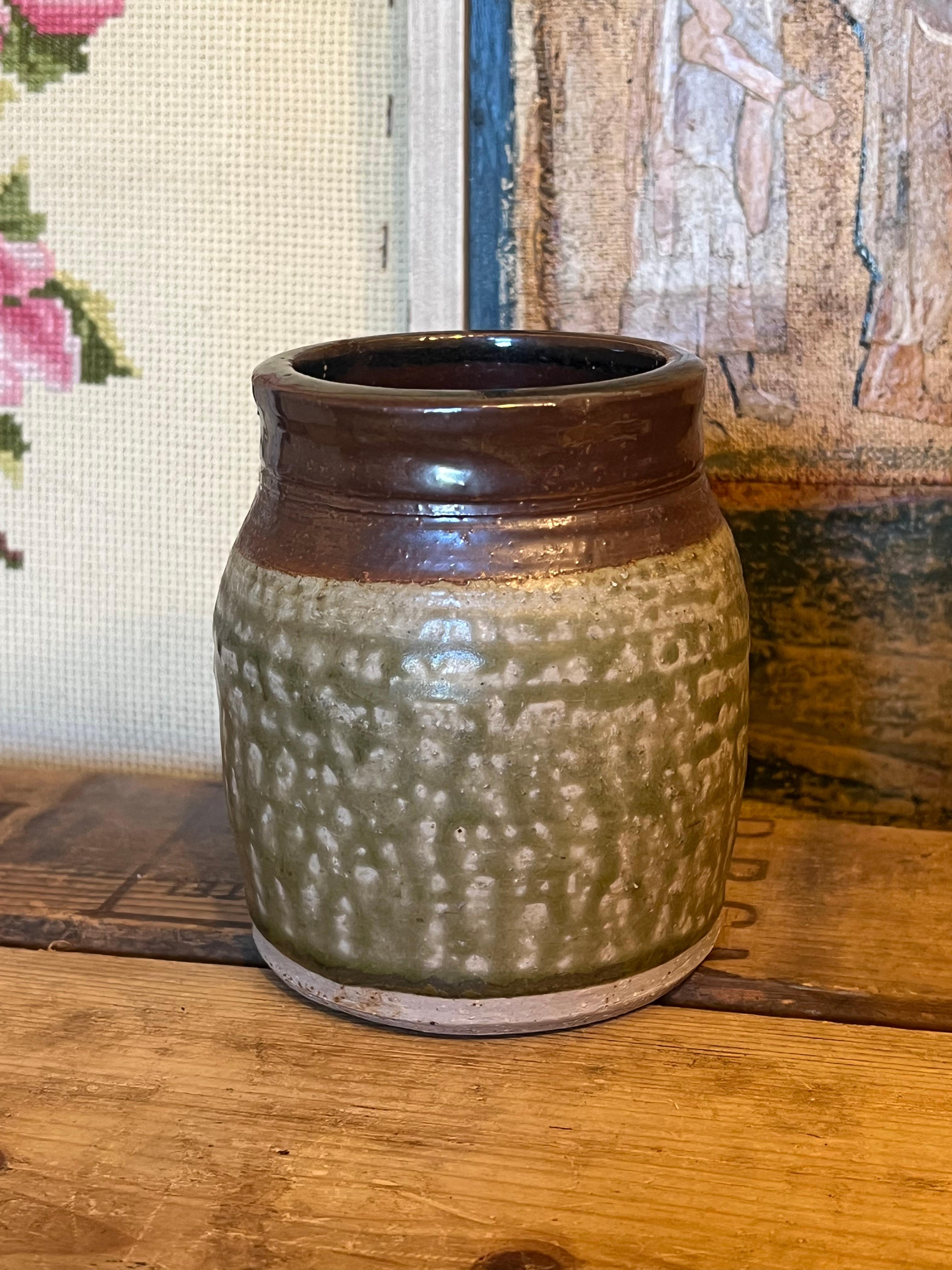 Mid-Century Modern Vieille poterie à glaçure faite à la main avec un visage abstrait. en vente