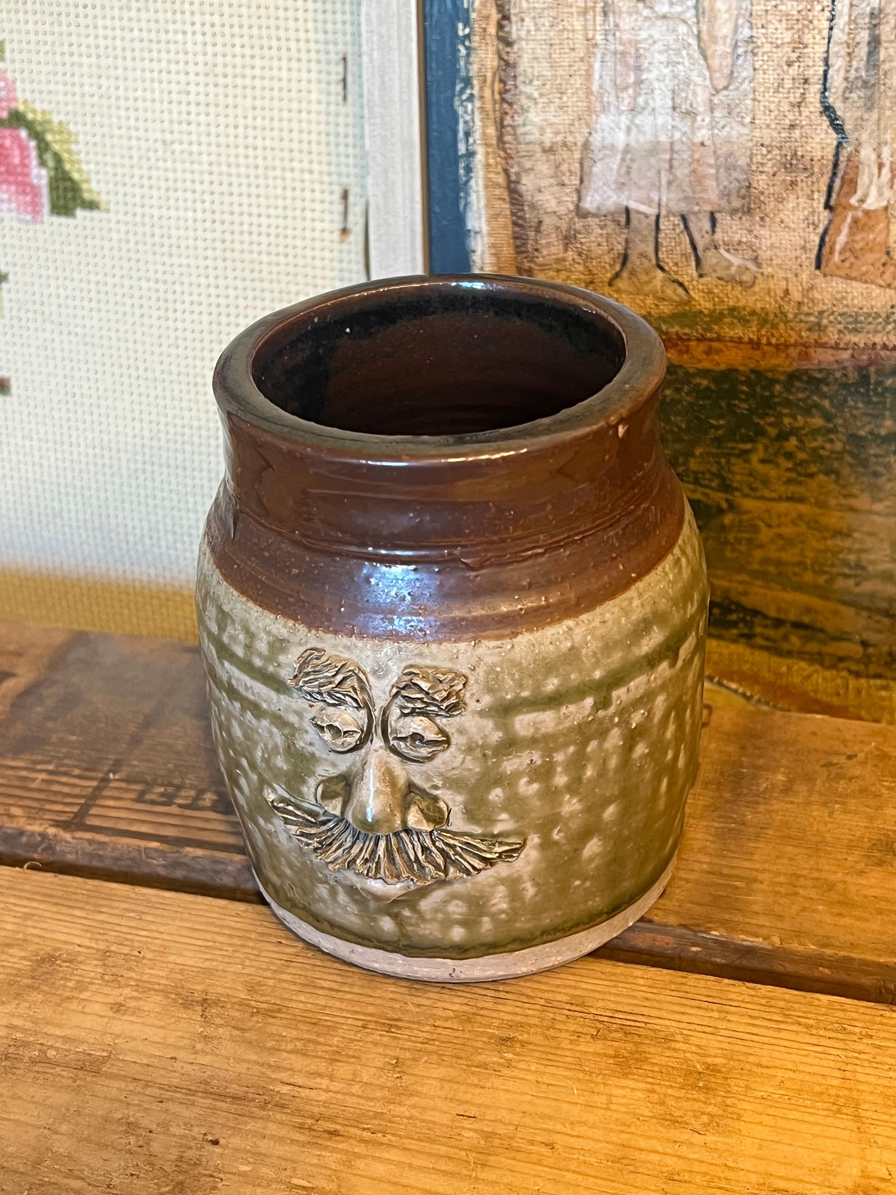 Vieille poterie à glaçure faite à la main avec un visage abstrait. Bon état - En vente à Seattle, WA